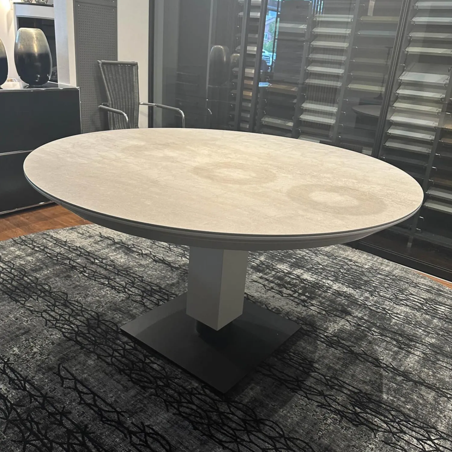 Bacher Esstische|Esstisch Todo 6116 Platte Keramik Matt Rock Grigio Grau Säule Lack Matt Bodenplatte Metall Schwarz Tiefmatt Ausziehbar