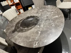 Draenert Esstische|Esstisch Tripole 1540 Platte Kalkstein Oriental Brown Anthrazit Braun Gestell Mooreiche Massiv