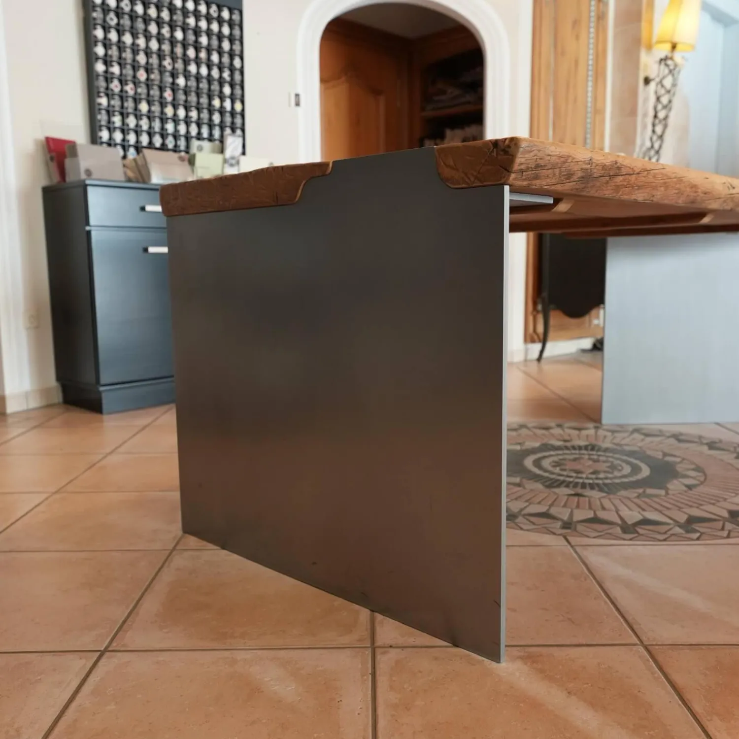 Nature Design Esstische|Esstisch Unikat Tischplatte Unikat Ulme Altholz Massiv Gestell Stahlwangen Grau