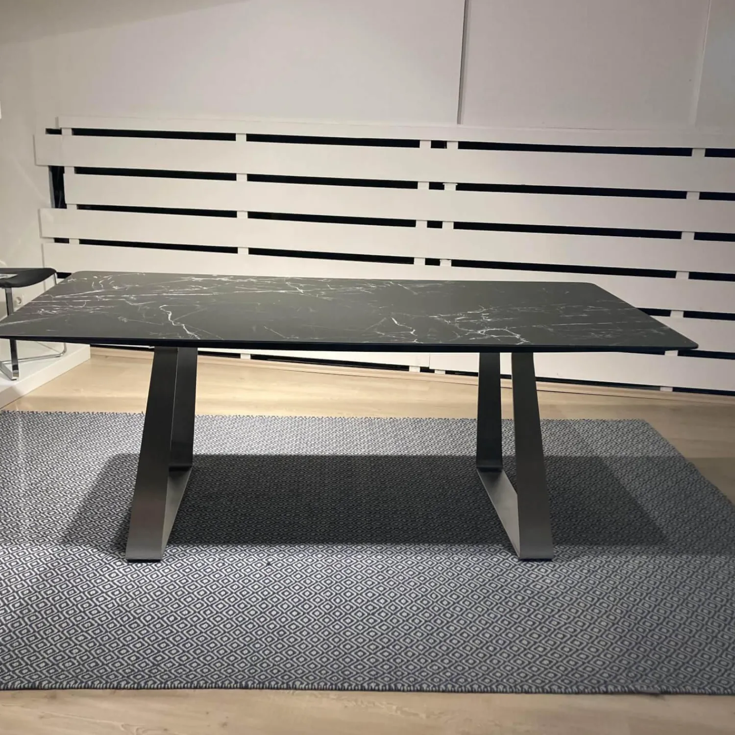 WK Wohnen Esstische|Esstisch WK 852-9 Tischplatte Keramik Marmor Schwarz Rundkufe Edelstahl Matt