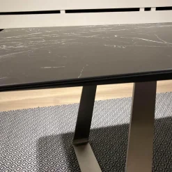 WK Wohnen Esstische|Esstisch WK 852-9 Tischplatte Keramik Marmor Schwarz Rundkufe Edelstahl Matt