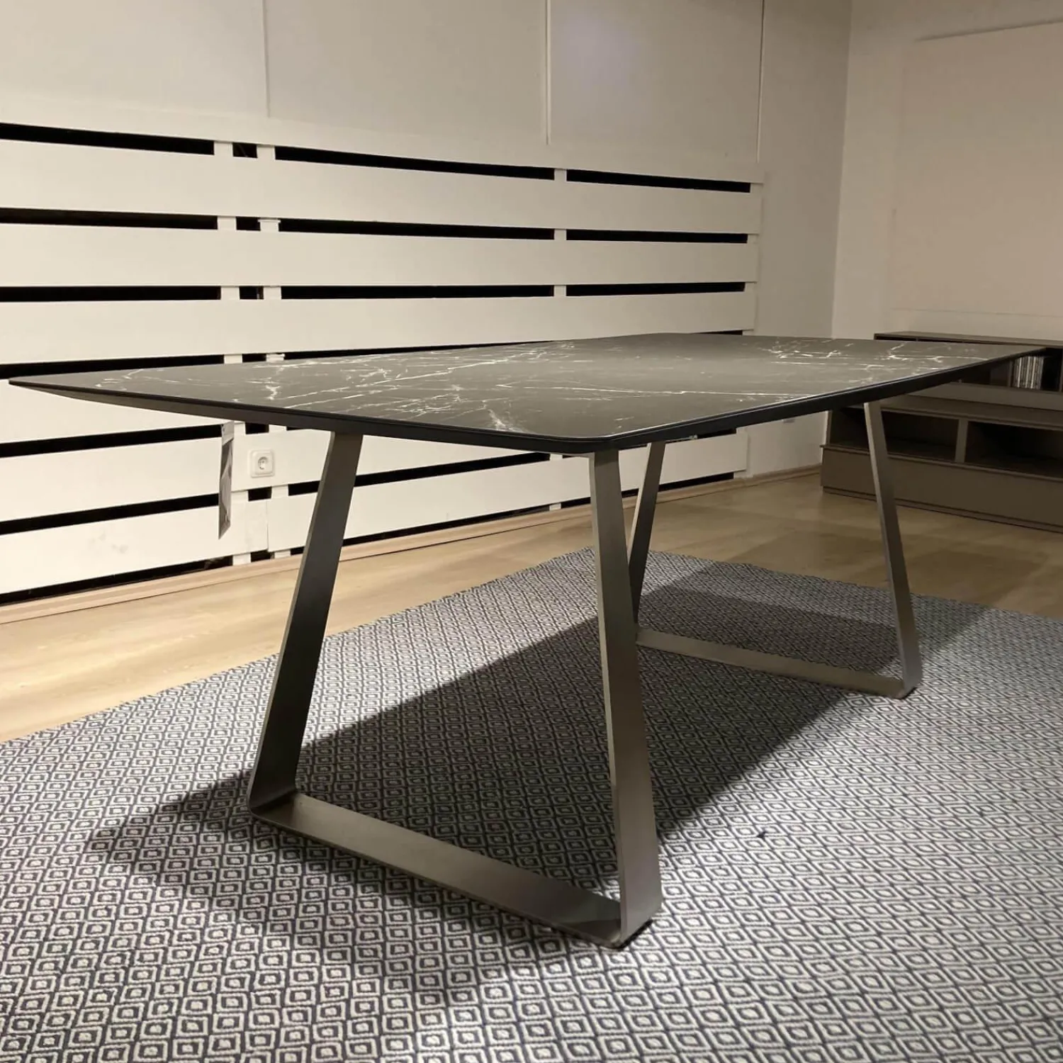 WK Wohnen Esstische|Esstisch WK 852-9 Tischplatte Keramik Marmor Schwarz Rundkufe Edelstahl Matt