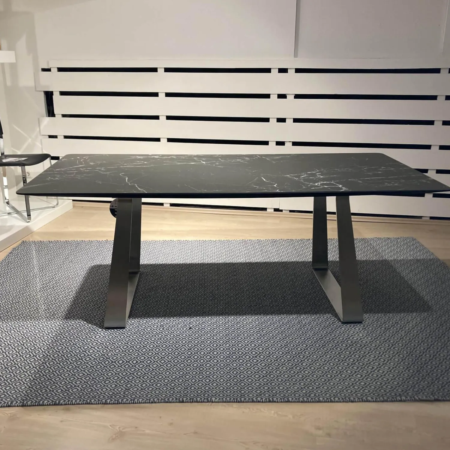 WK Wohnen Esstische|Esstisch WK 852-9 Tischplatte Keramik Marmor Schwarz Rundkufe Edelstahl Matt