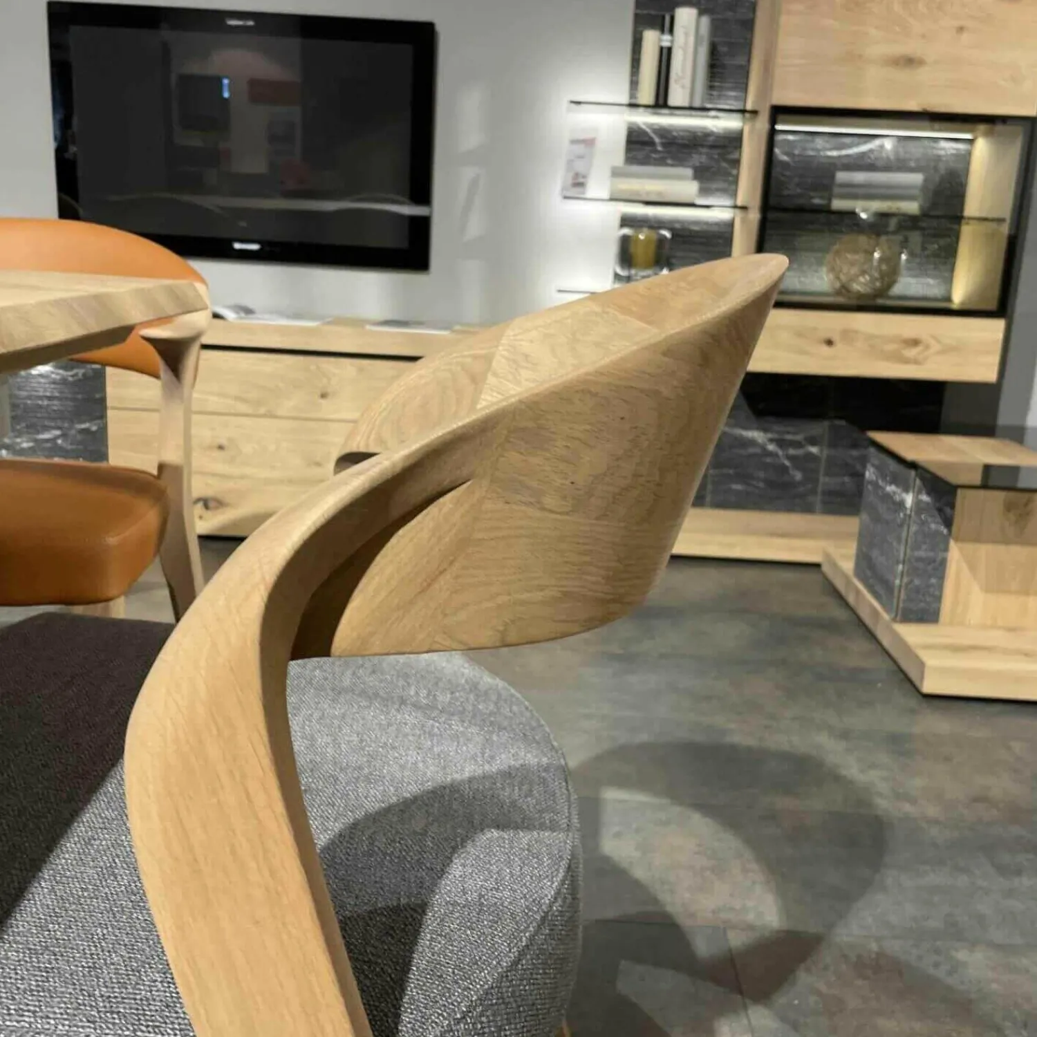 Voglauer Essgruppen|Esstischgruppe V-Rock Mit 4 Stühlen Mit Armlehnen Und 2 Stühlen Ohne Armlehnen Alteiche Rustiko