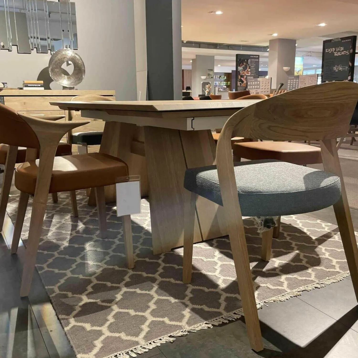 Voglauer Essgruppen|Esstischgruppe V-Rock Mit 4 Stühlen Mit Armlehnen Und 2 Stühlen Ohne Armlehnen Alteiche Rustiko