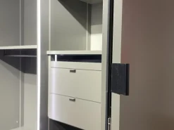 Interlübke Kleiderschränke|Falltürenkleiderschrank Collect Plus Lack M37 Manor Grün Braun Ledergriff Schwarz Inklusive Innenbeleuchtung