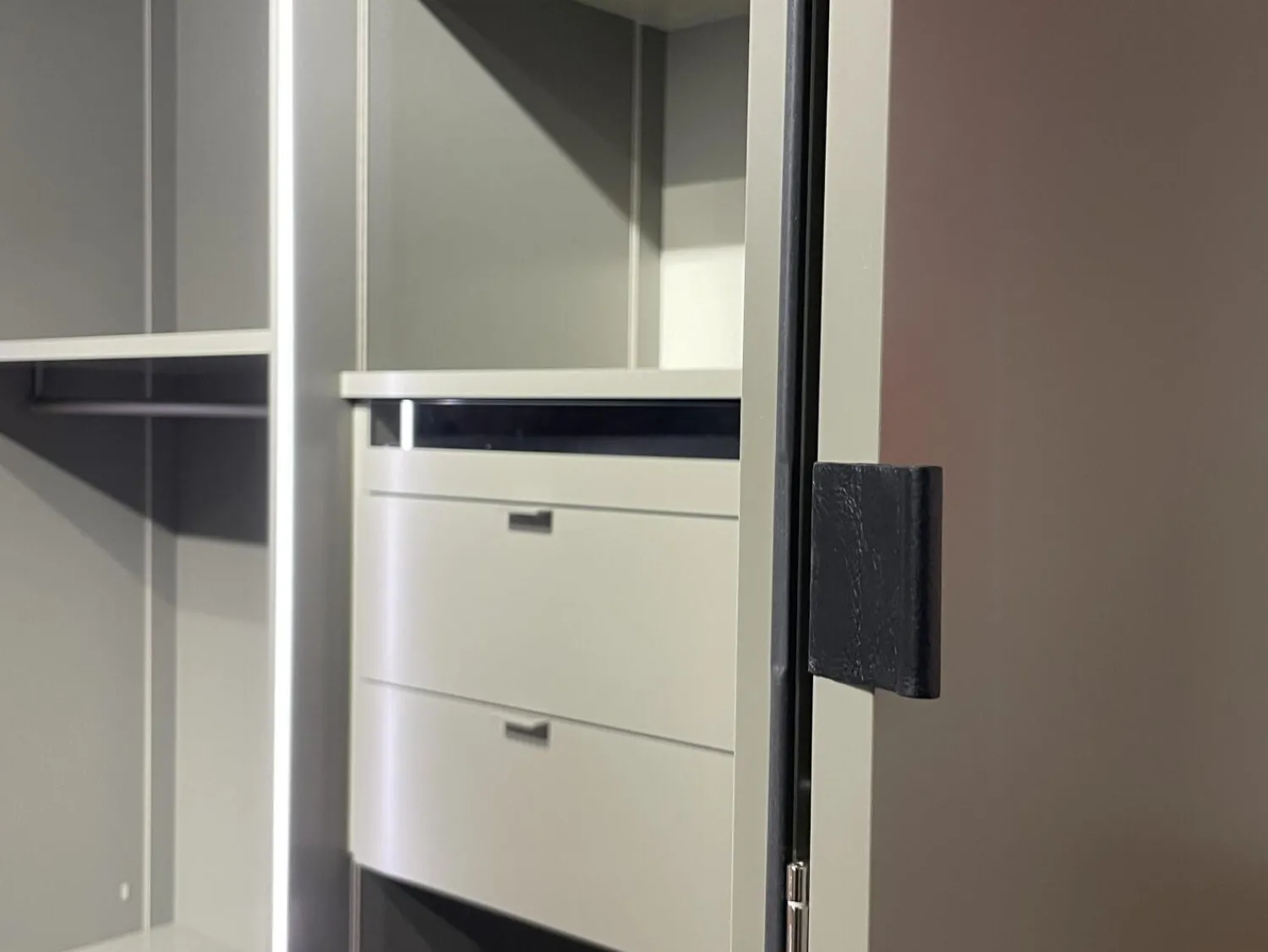 Interlübke Kleiderschränke|Falltürenkleiderschrank Collect Plus Lack M37 Manor Grün Braun Ledergriff Schwarz Inklusive Innenbeleuchtung