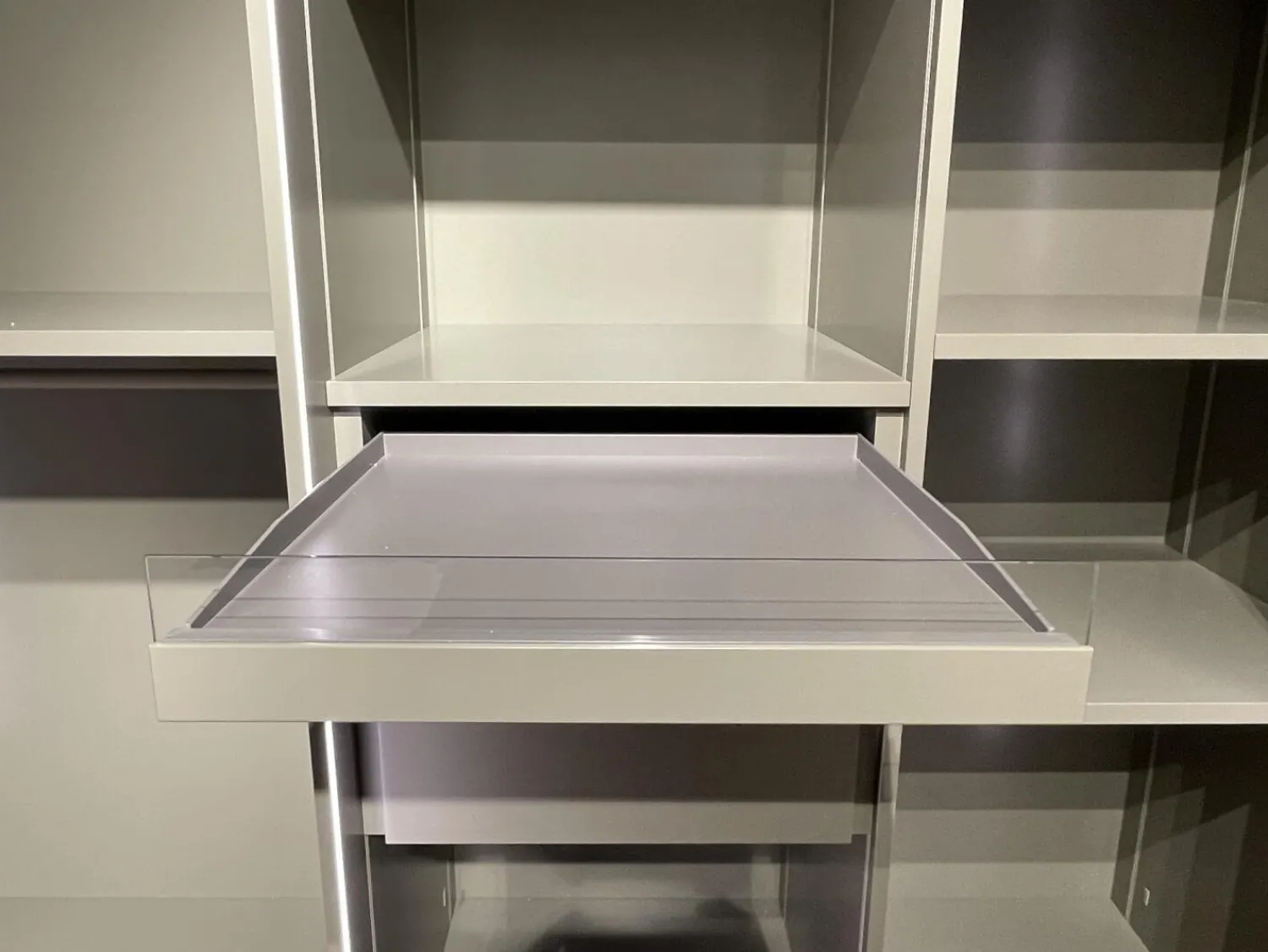 Interlübke Kleiderschränke|Falltürenkleiderschrank Collect Plus Lack M37 Manor Grün Braun Ledergriff Schwarz Inklusive Innenbeleuchtung