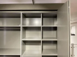 Interlübke Kleiderschränke|Falltürenkleiderschrank Collect Plus Lack M37 Manor Grün Braun Ledergriff Schwarz Inklusive Innenbeleuchtung