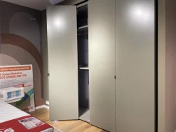 Interlübke Kleiderschränke|Falltürenkleiderschrank Collect Plus Lack M37 Manor Grün Braun Ledergriff Schwarz Inklusive Innenbeleuchtung