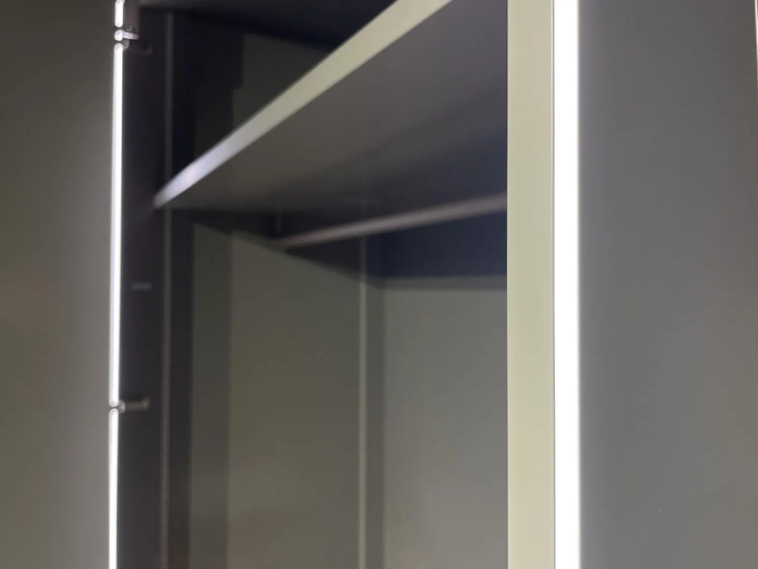 Interlübke Kleiderschränke|Falltürenkleiderschrank Collect Plus Lack M37 Manor Grün Braun Ledergriff Schwarz Inklusive Innenbeleuchtung