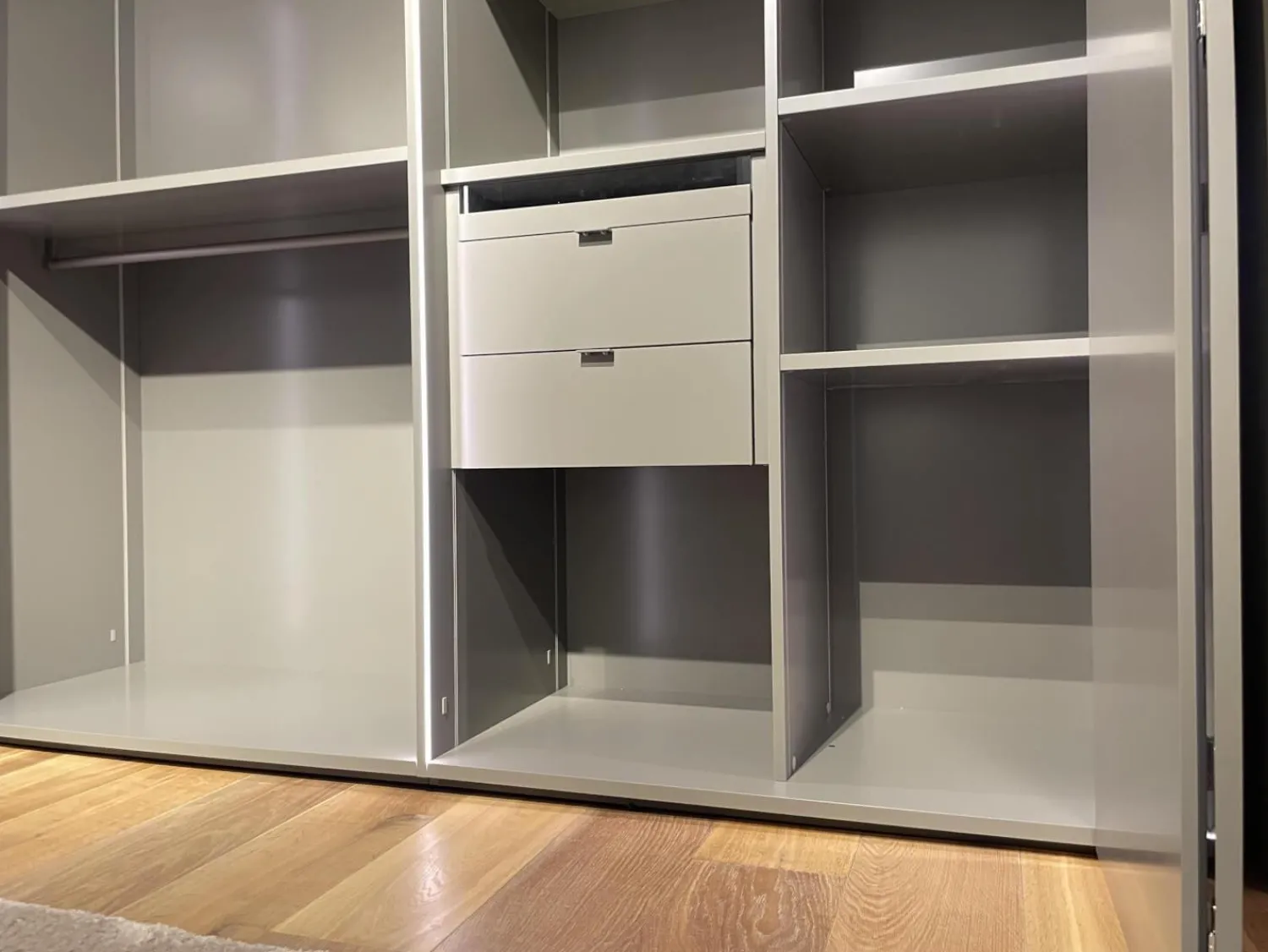 Interlübke Kleiderschränke|Falltürenkleiderschrank Collect Plus Lack M37 Manor Grün Braun Ledergriff Schwarz Inklusive Innenbeleuchtung