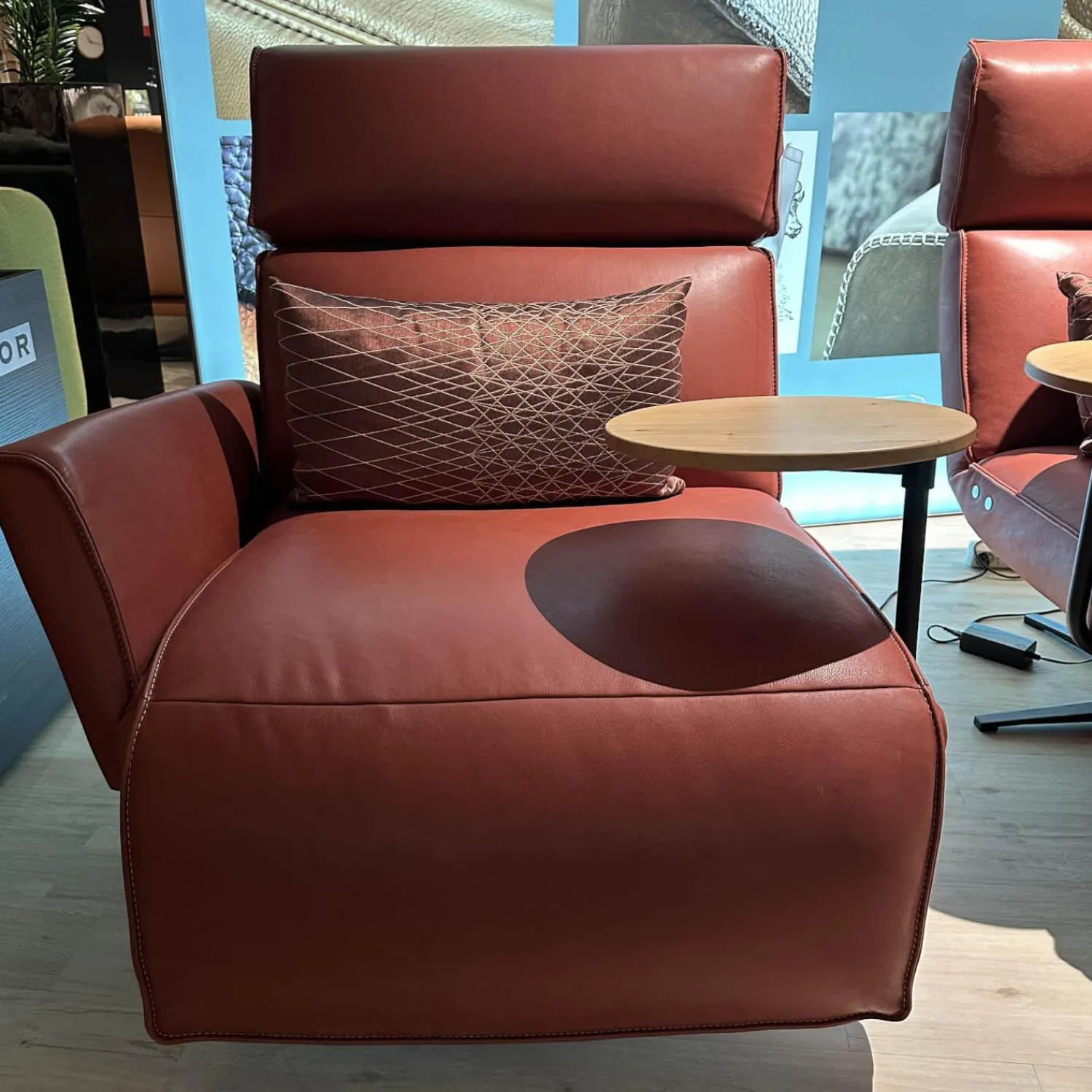 Koinor Relaxsessel|Funktionssessel Etino Leder B-Toro Reno Rot 5 Arm Drehkreuz Schwarz Matt Mit Tisch Wildeiche Natur Und Nierenkissen