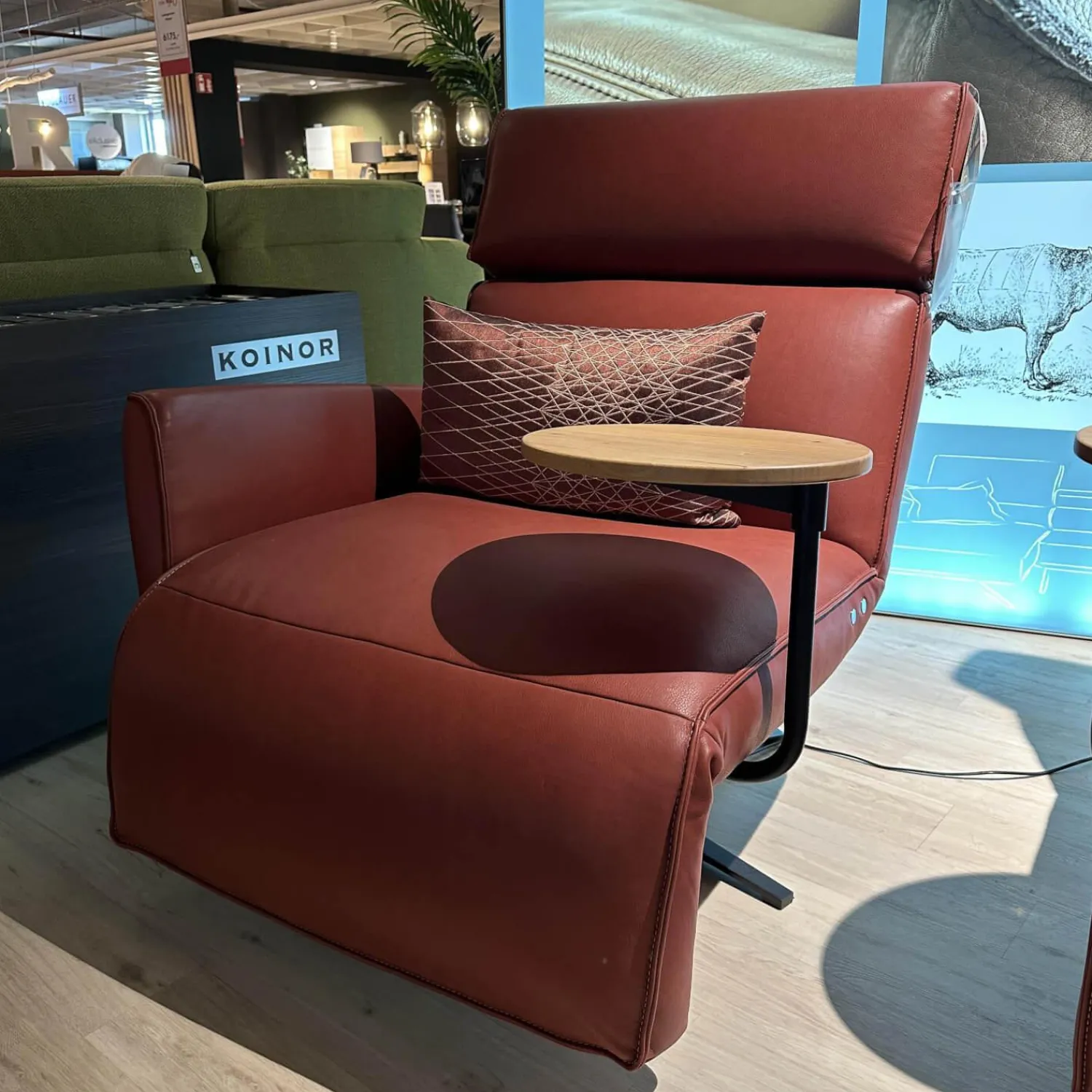 Koinor Relaxsessel|Funktionssessel Etino Leder B-Toro Reno Rot 5 Arm Drehkreuz Schwarz Matt Mit Tisch Wildeiche Natur Und Nierenkissen