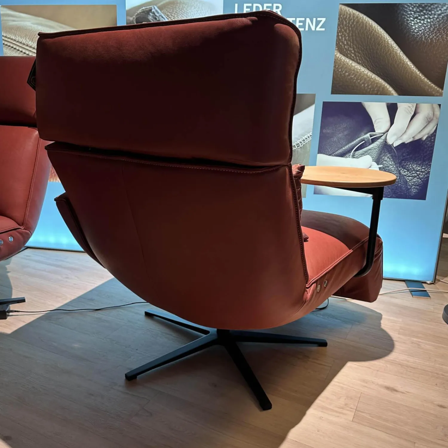 Koinor Relaxsessel|Funktionssessel Etino Leder B Toro Reno Rot 5 Arm Drehkreuz Schwarz Matt Mit Tisch Wildeiche Natur Und Nierenkissen