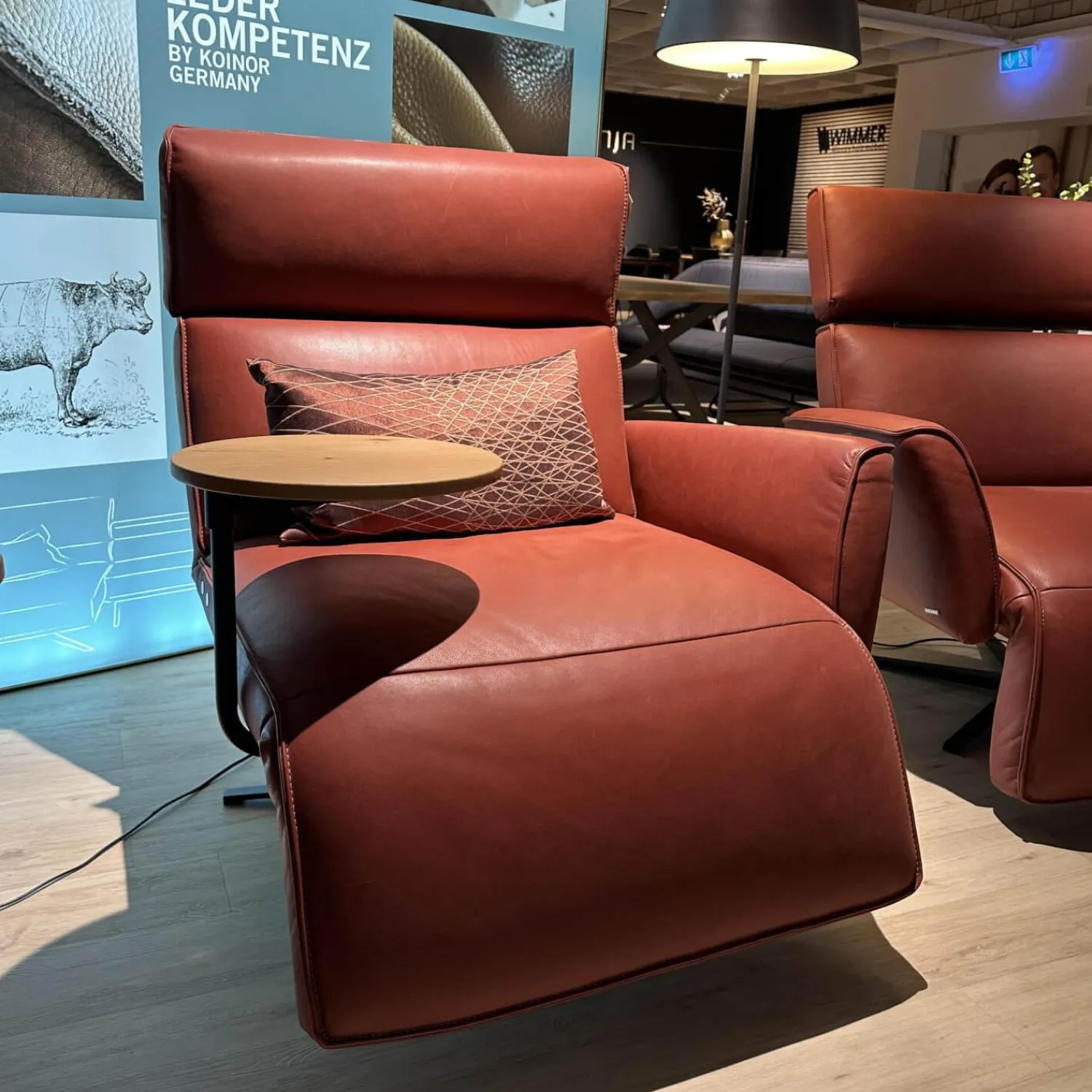 Koinor Relaxsessel|Funktionssessel Etino Leder B Toro Reno Rot 5 Arm Drehkreuz Schwarz Matt Mit Tisch Wildeiche Natur Und Nierenkissen