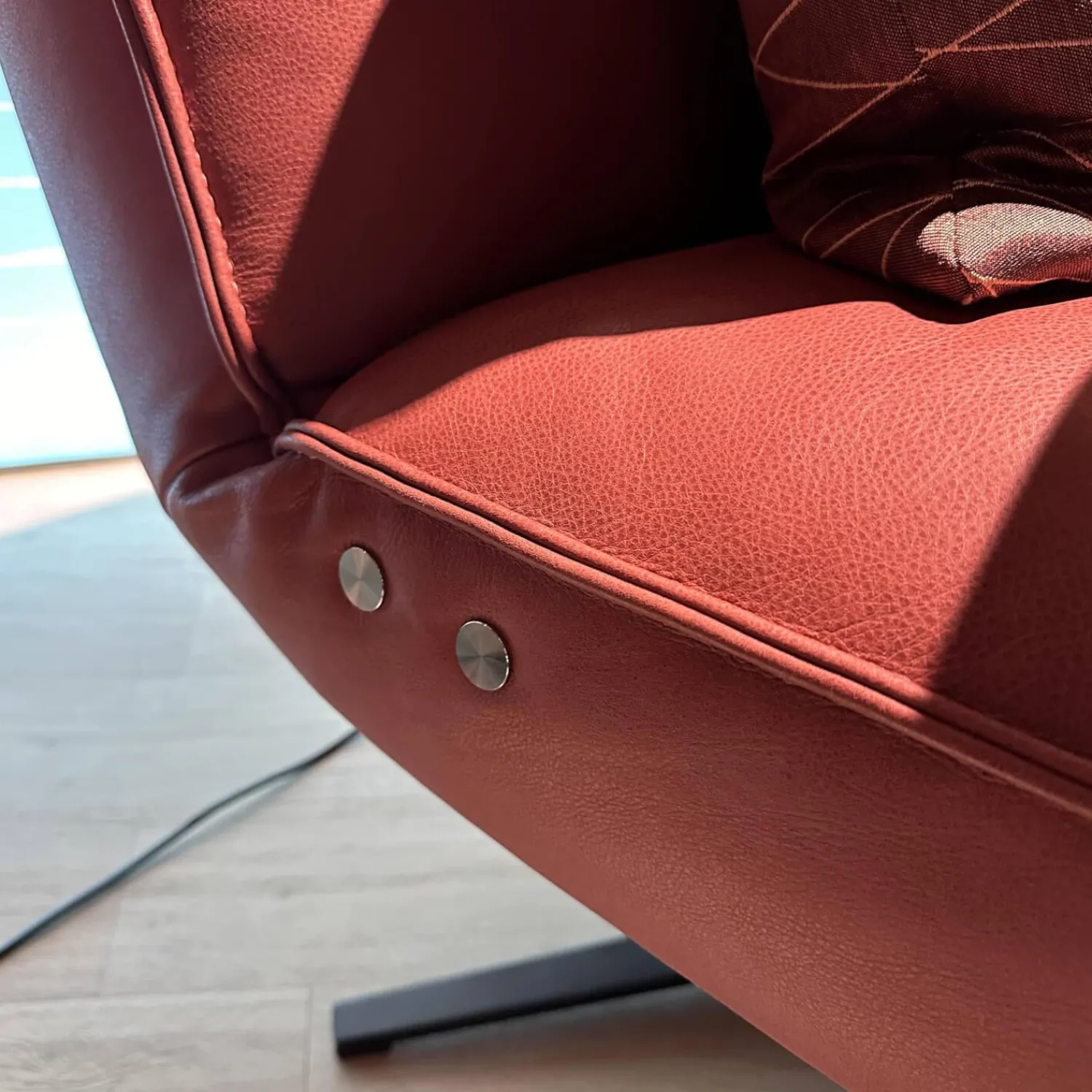 Koinor Relaxsessel|Funktionssessel Etino Leder B Toro Reno Rot 5 Arm Drehkreuz Schwarz Matt Mit Tisch Wildeiche Natur Und Nierenkissen