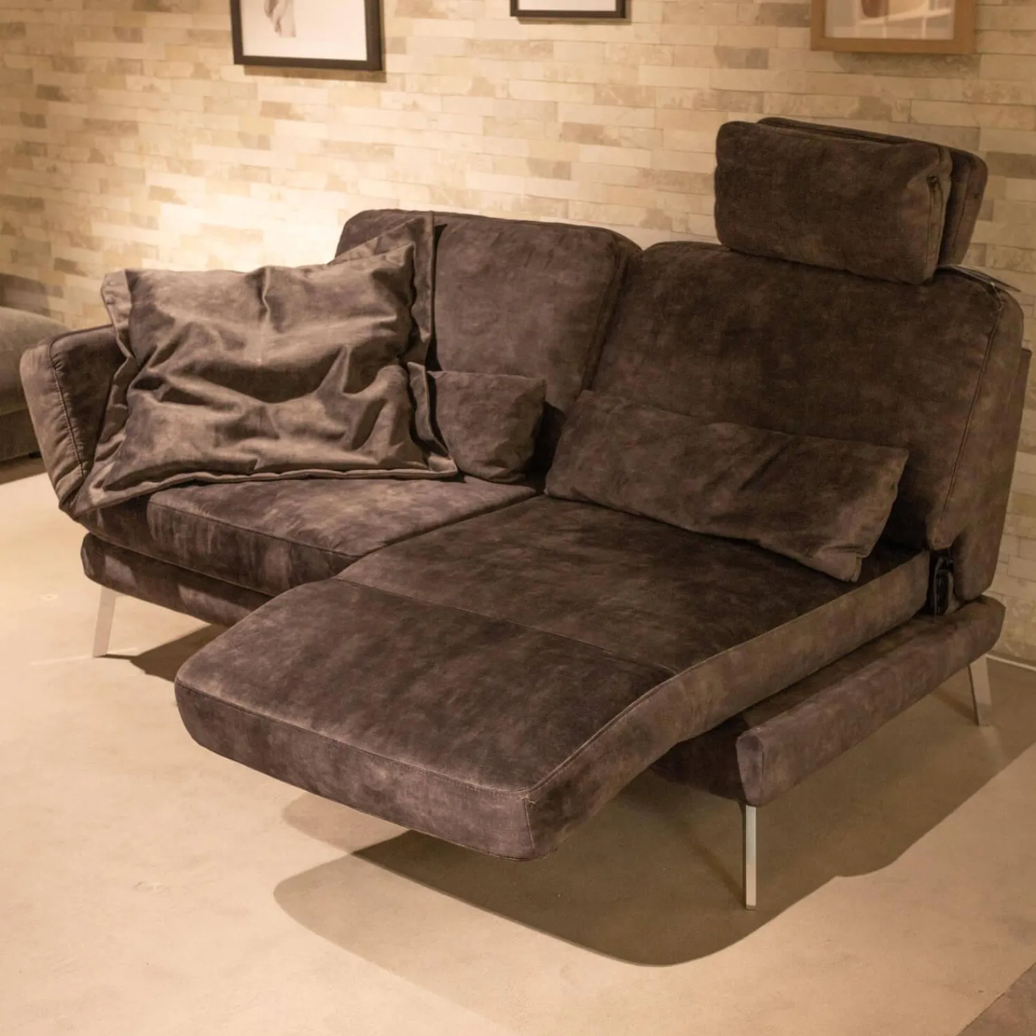 Sofa Kultur 2-Sitzer-Sofas|Funktionssofa 738 SK Stoff Craft Stone 8 Grau Metallfuß 283 Chrom Glänzend Mit Drehsitzfunktion Und Kissen