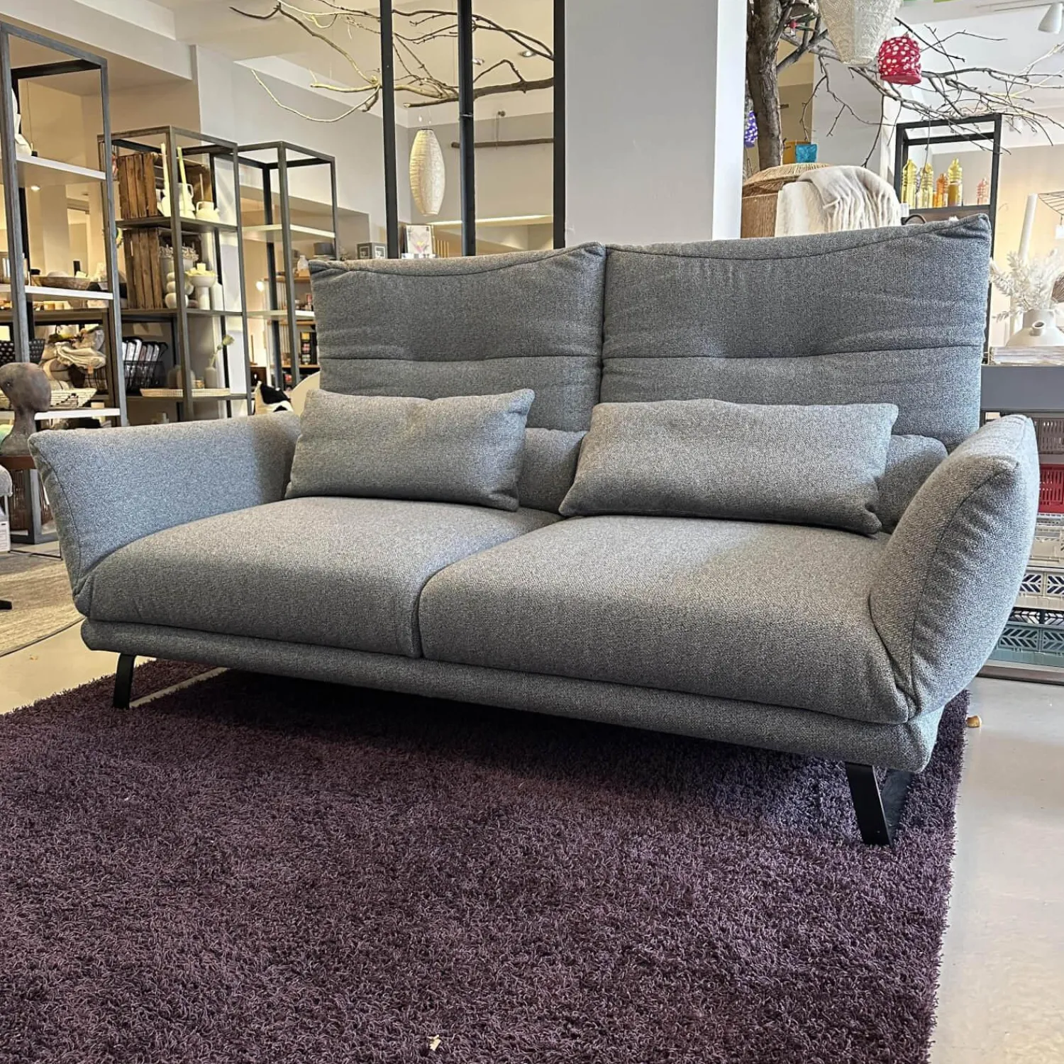 IP Design 2-Sitzer-Sofas|Funktionssofa Clou Bezug Stoff 8 Mara Grau Kufe Metall Matt Schwarz Sitz Drehbar Mit Liegefunktion