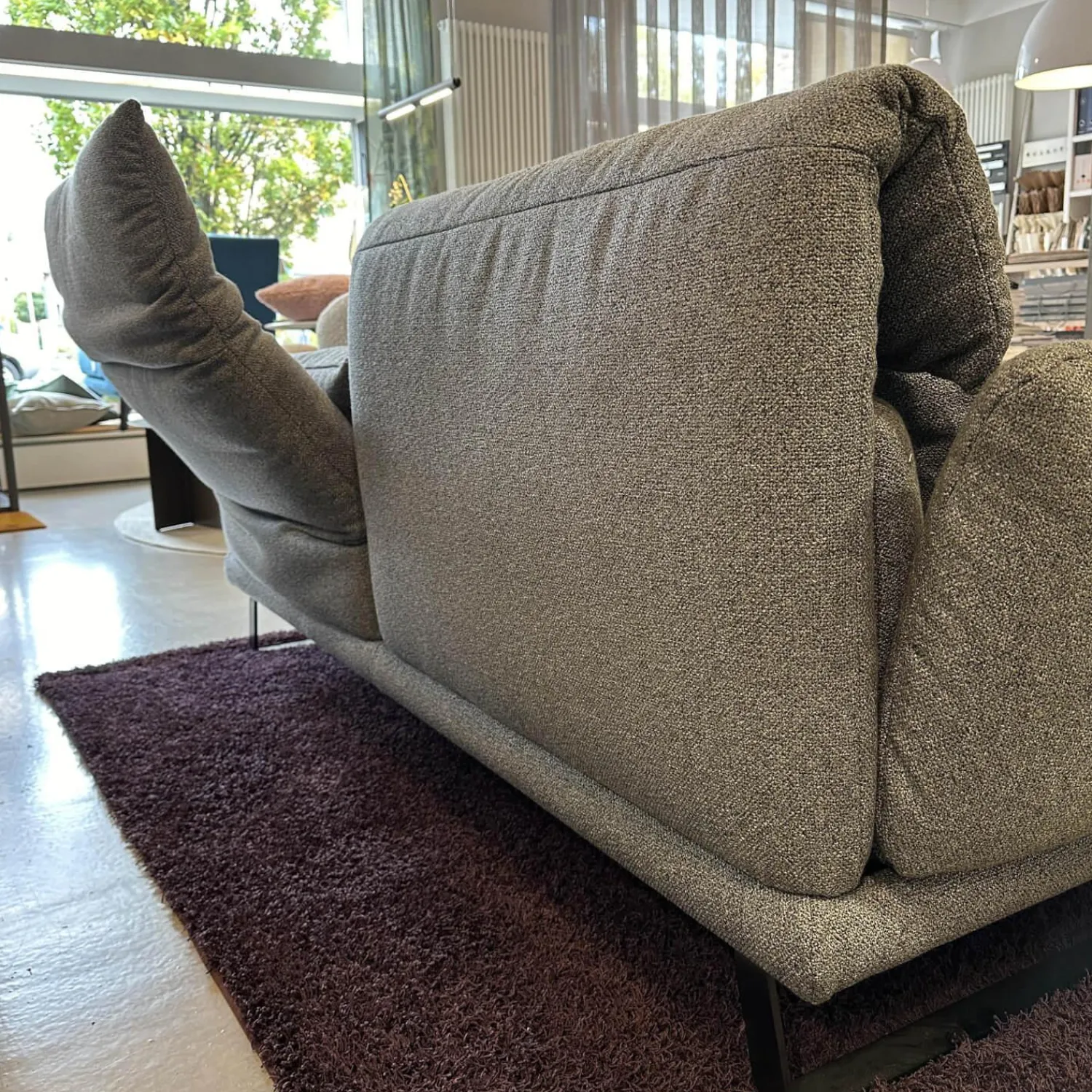 IP Design 2-Sitzer-Sofas|Funktionssofa Clou Bezug Stoff 8 Mara Grau Kufe Metall Matt Schwarz Sitz Drehbar Mit Liegefunktion