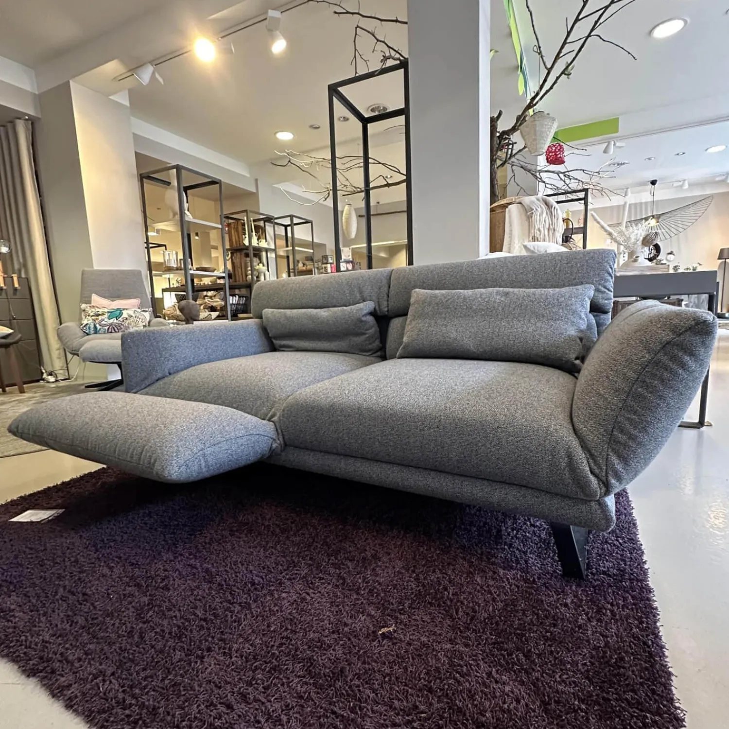 IP Design 2-Sitzer-Sofas|Funktionssofa Clou Bezug Stoff 8 Mara Grau Kufe Metall Matt Schwarz Sitz Drehbar Mit Liegefunktion