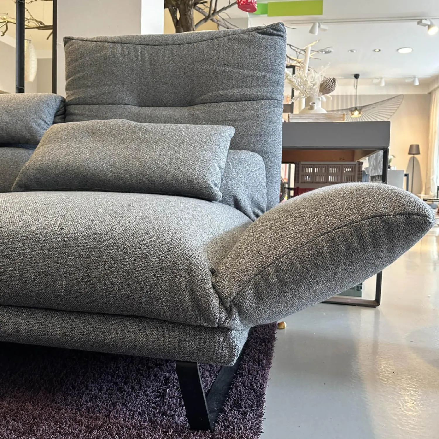 IP Design 2-Sitzer-Sofas|Funktionssofa Clou Bezug Stoff 8 Mara Grau Kufe Metall Matt Schwarz Sitz Drehbar Mit Liegefunktion