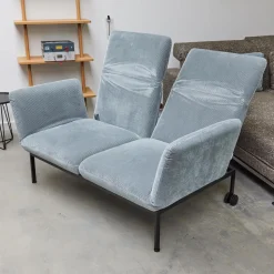 Brühl 2-Sitzer-Sofas|Funktionssofa Roro Small Stoff 4490 Grau Blau Fuß Chrom Glänzend Hinten Rollen Schwarz
