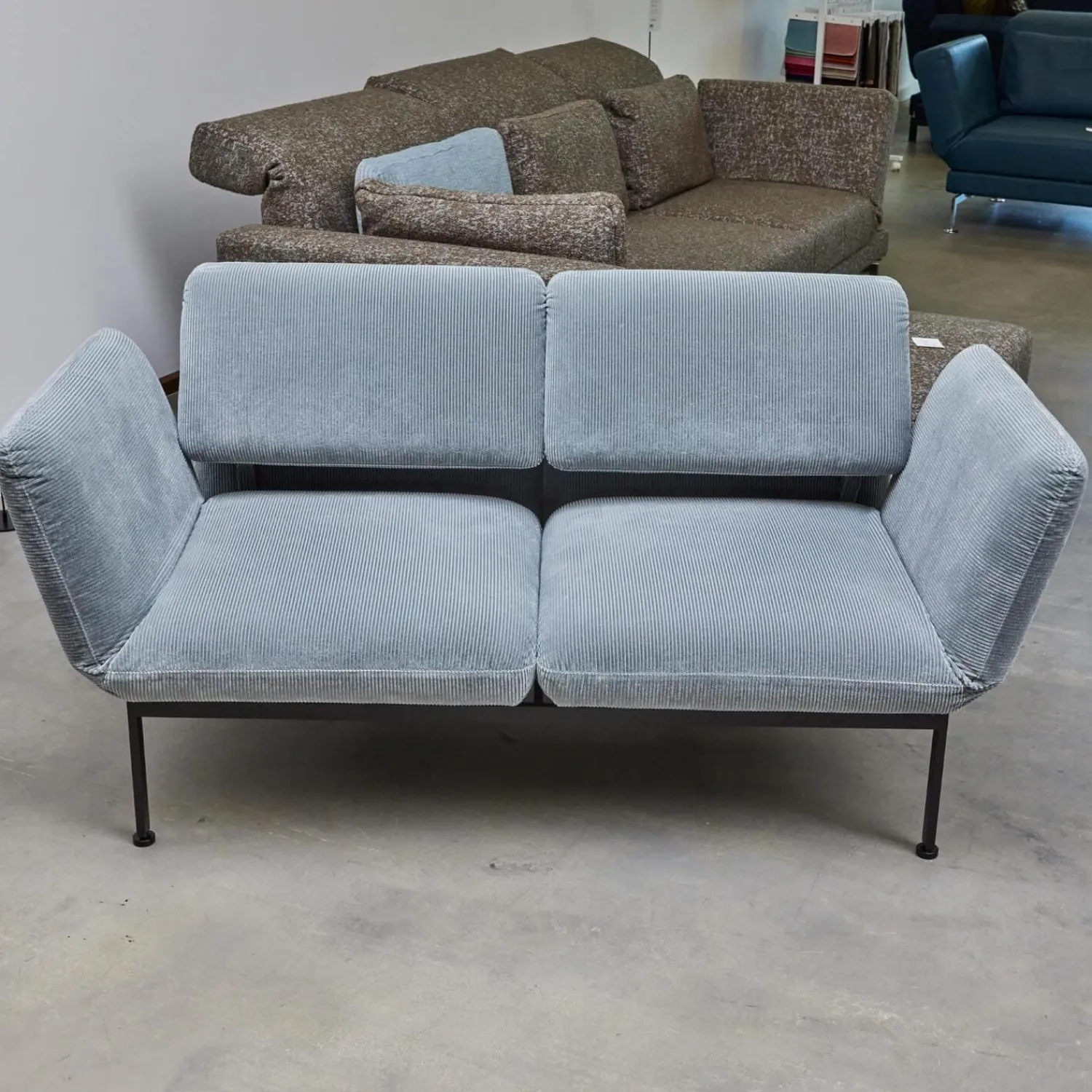 Brühl 2-Sitzer-Sofas|Funktionssofa Roro Small Stoff 4490 Grau Blau Fuß Chrom Glänzend Hinten Rollen Schwarz
