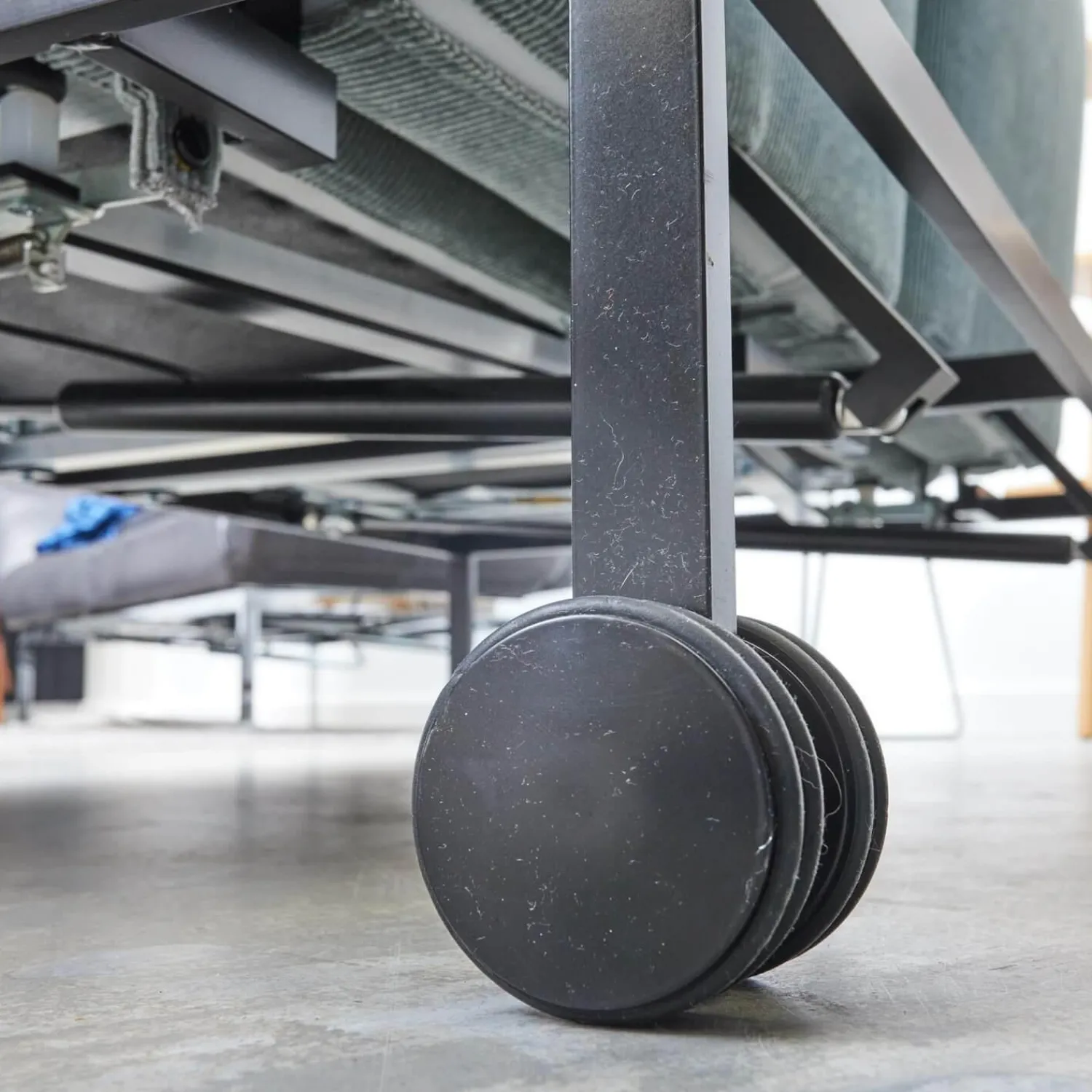 Brühl 2-Sitzer-Sofas|Funktionssofa Roro Small Stoff 4490 Grau Blau Fuß Chrom Glänzend Hinten Rollen Schwarz