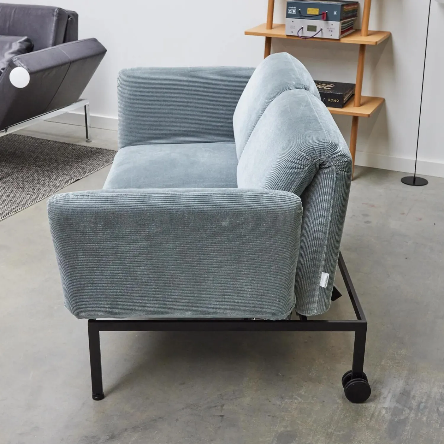 Brühl 2-Sitzer-Sofas|Funktionssofa Roro Small Stoff 4490 Grau Blau Fuß Chrom Glänzend Hinten Rollen Schwarz