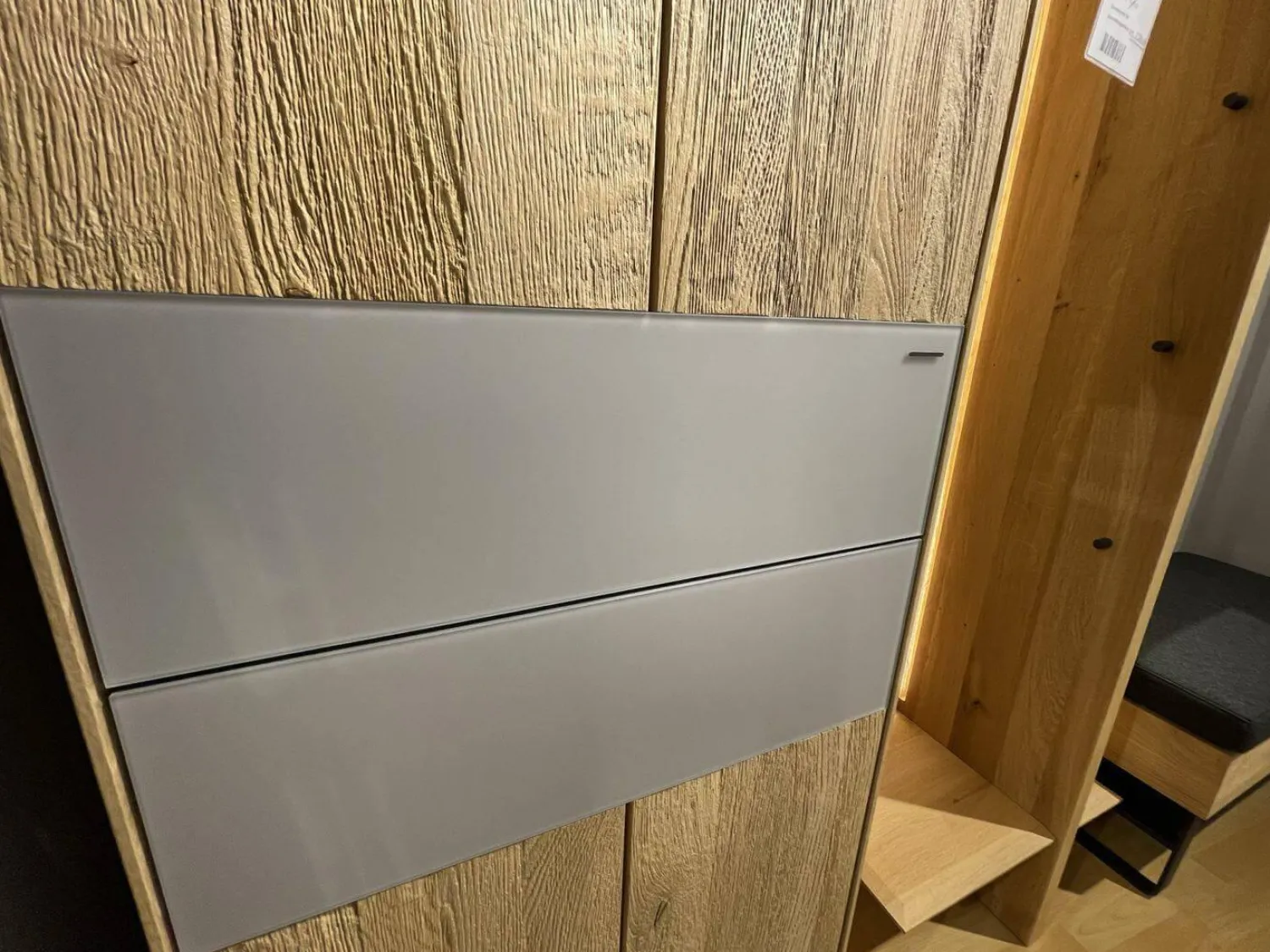 Hartmann Garderoben|Garderobe 6004 Kerneiche Massiv Natur Gebürstet Braun Riffholzapplikationen Absatz Naturgraues Mattglas Sitzbank Stoff 30/97