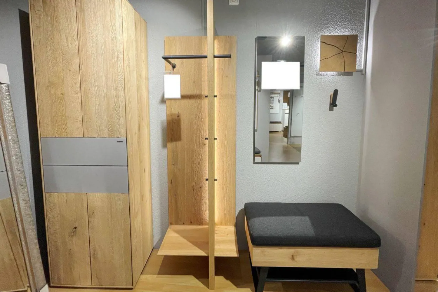 Hartmann Garderoben|Garderobe 6004 Kerneiche Massiv Natur Gebürstet Braun Riffholzapplikationen Absatz Naturgraues Mattglas Sitzbank Stoff 30/97