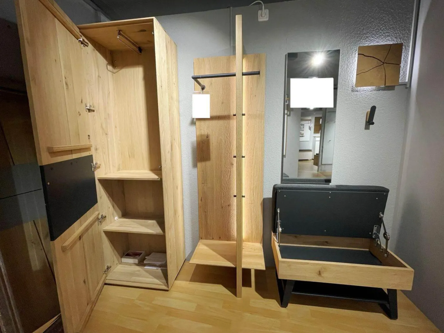 Hartmann Garderoben|Garderobe 6004 Kerneiche Massiv Natur Gebürstet Braun Riffholzapplikationen Absatz Naturgraues Mattglas Sitzbank Stoff 30/97