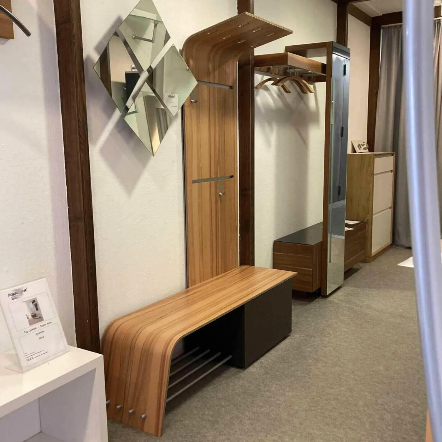 Sudbrock Garderoben|Garderobe Elli Nussbaum Furnier Glattlack Schwarz Paneel Bank Korpus