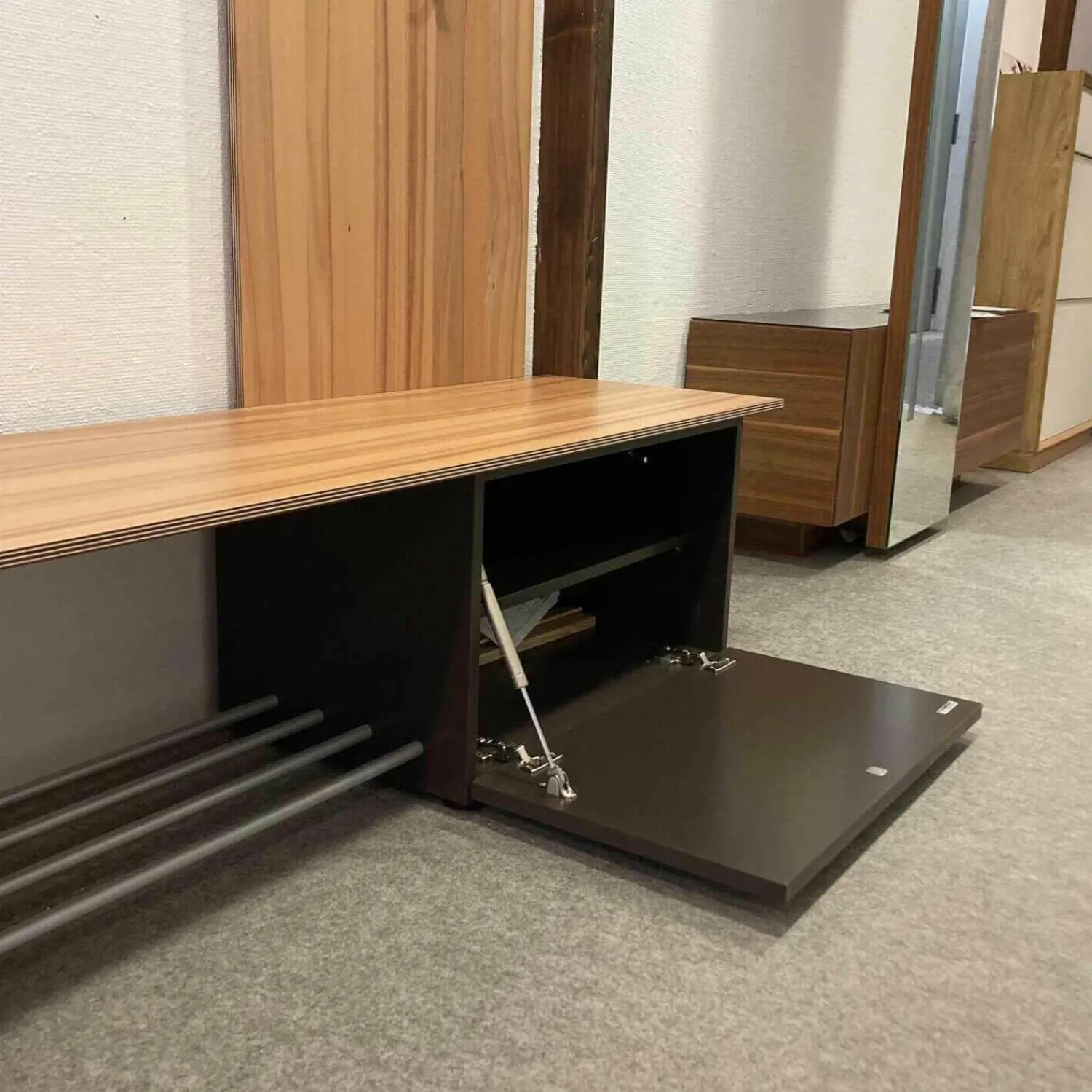 Sudbrock Garderoben|Garderobe Elli Nussbaum Furnier Glattlack Schwarz Paneel Bank Korpus