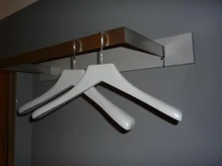 Schönbuch Garderoben|Garderobe Hesperide Lack Matt Asphalt Grau Mantelstange Edelstahl Gebürstet