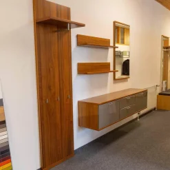 Musterring Garderoben|Garderobe Kira 24728 Nussbaum Nova Lack Terra Hochglanz Grau Griffe Metall