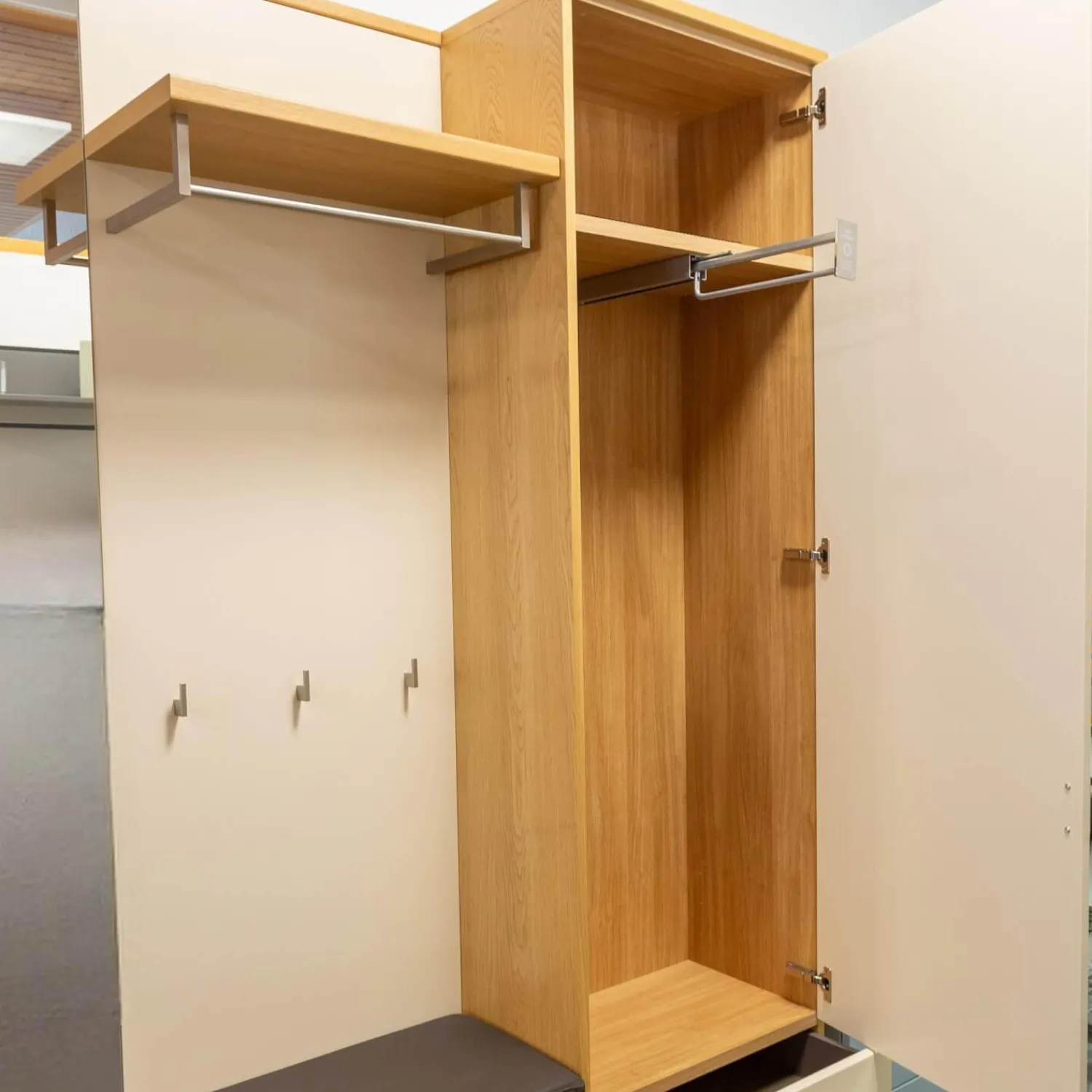 Musterring Garderoben|Garderobe Kira Eiche Sand Lack Crema Creme Leder 1 Hermes Bruin Schwarz Grau Griffe Metall