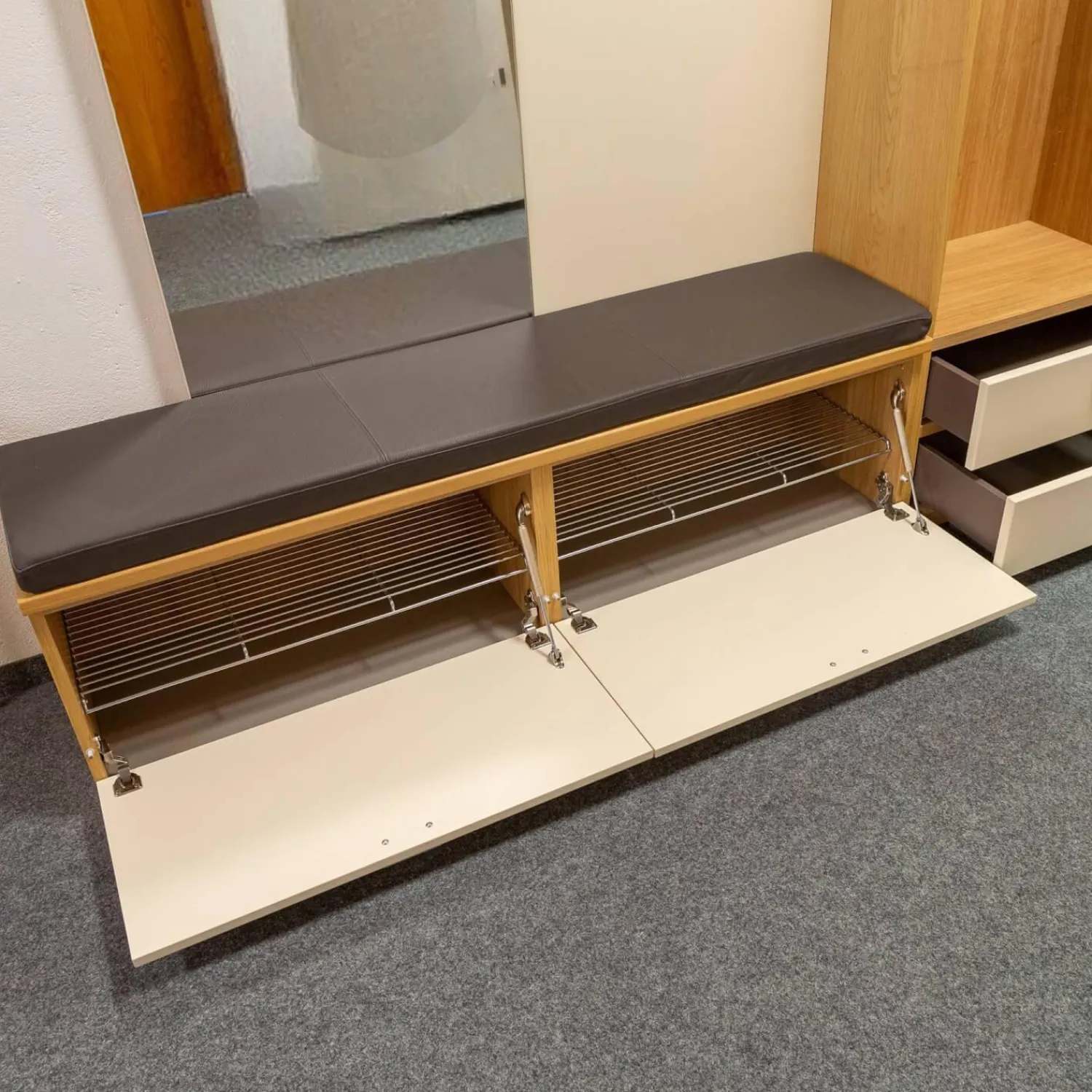 Musterring Garderoben|Garderobe Kira Eiche Sand Lack Crema Creme Leder 1 Hermes Bruin Schwarz Grau Griffe Metall