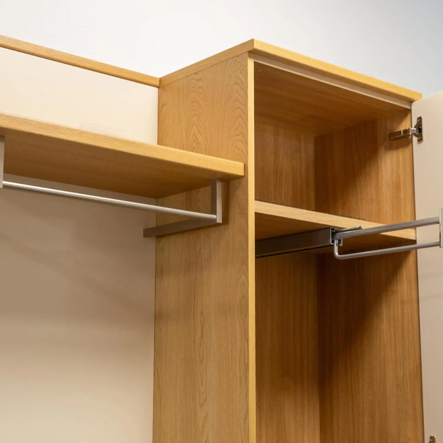 Musterring Garderoben|Garderobe Kira Eiche Sand Lack Crema Creme Leder 1 Hermes Bruin Schwarz Grau Griffe Metall