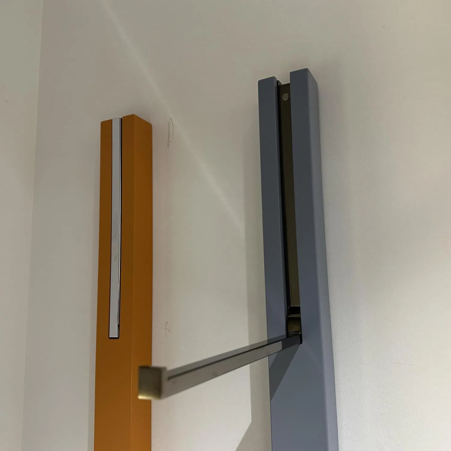 Schönbuch Garderoben|Garderobe Line VSC1730.47.90 Lack Eisblau 47 Haken Rauchchrom EZ