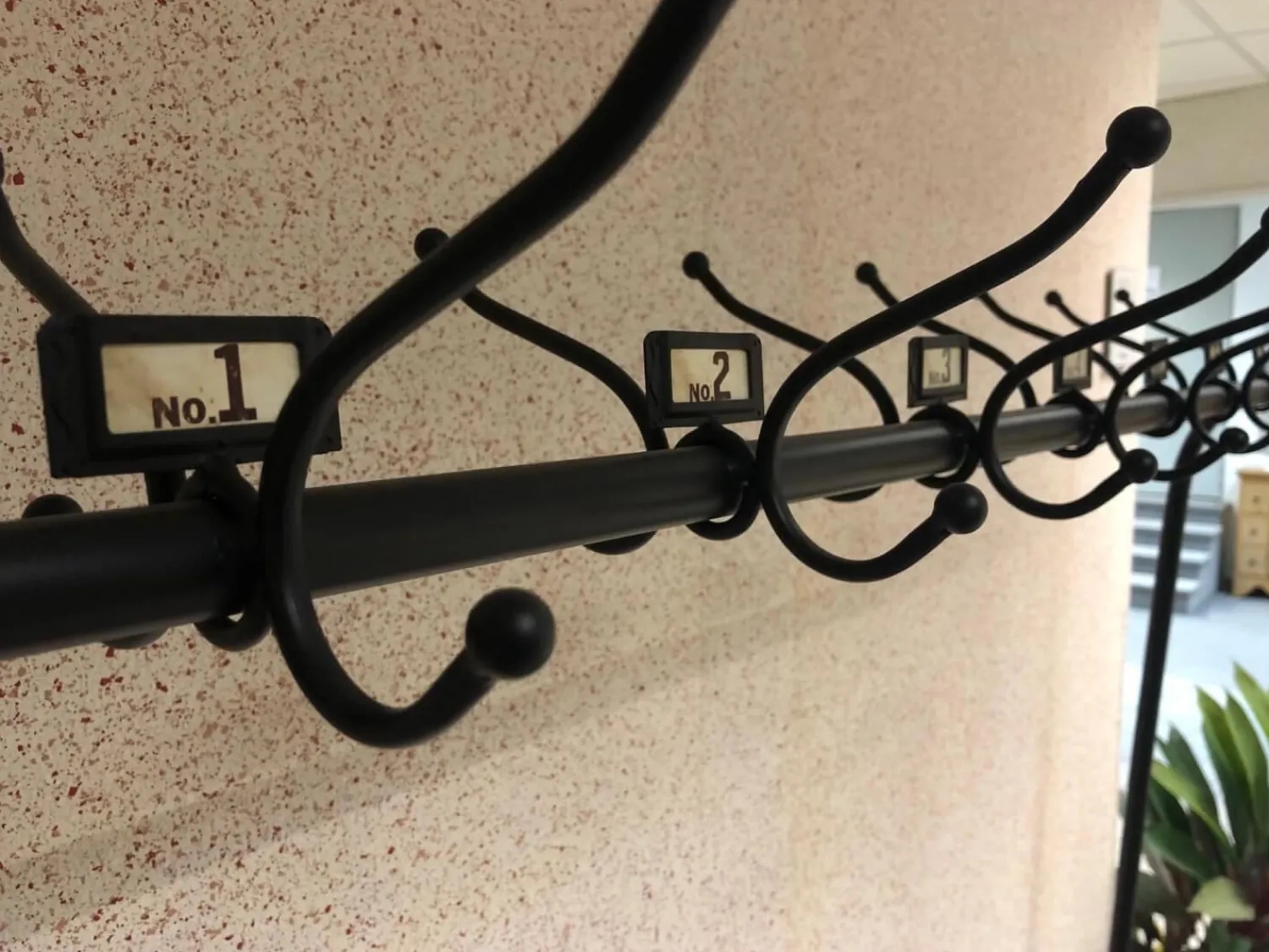 Kare Design Garderoben|Garderobe Modell 80796 Gym Bench Kunstleder Bordeaux Rot Rahmen Stahl Lackiert Schwarz