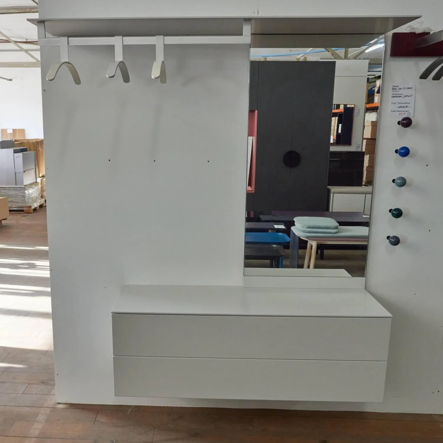 Schönbuch Garderoben|Garderobe S7 Lack Grau-Weiß 27 Inklusive 3 Kleiderbügel