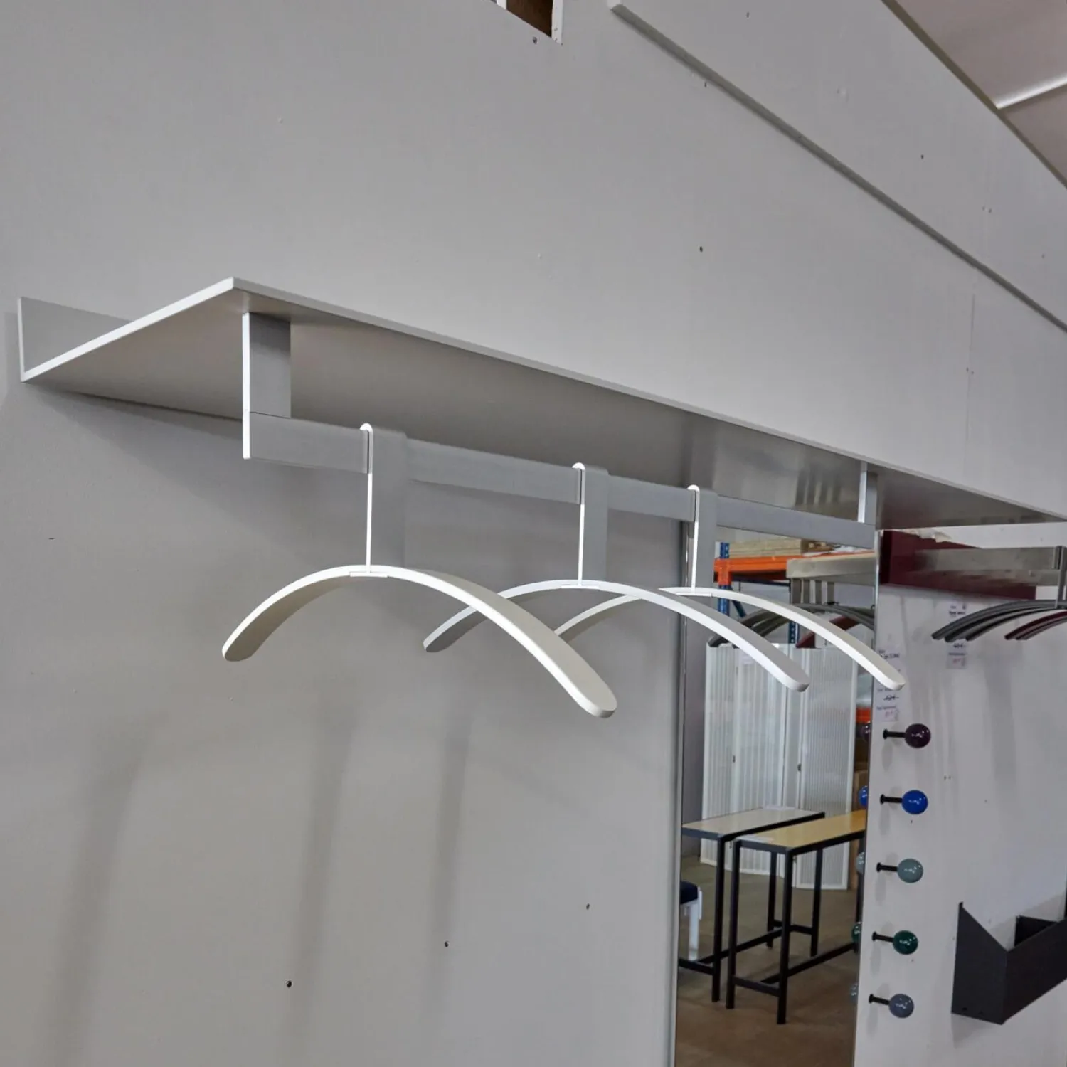 Schönbuch Garderoben|Garderobe S7 Lack Grau-Weiß 27 Inklusive 3 Kleiderbügel