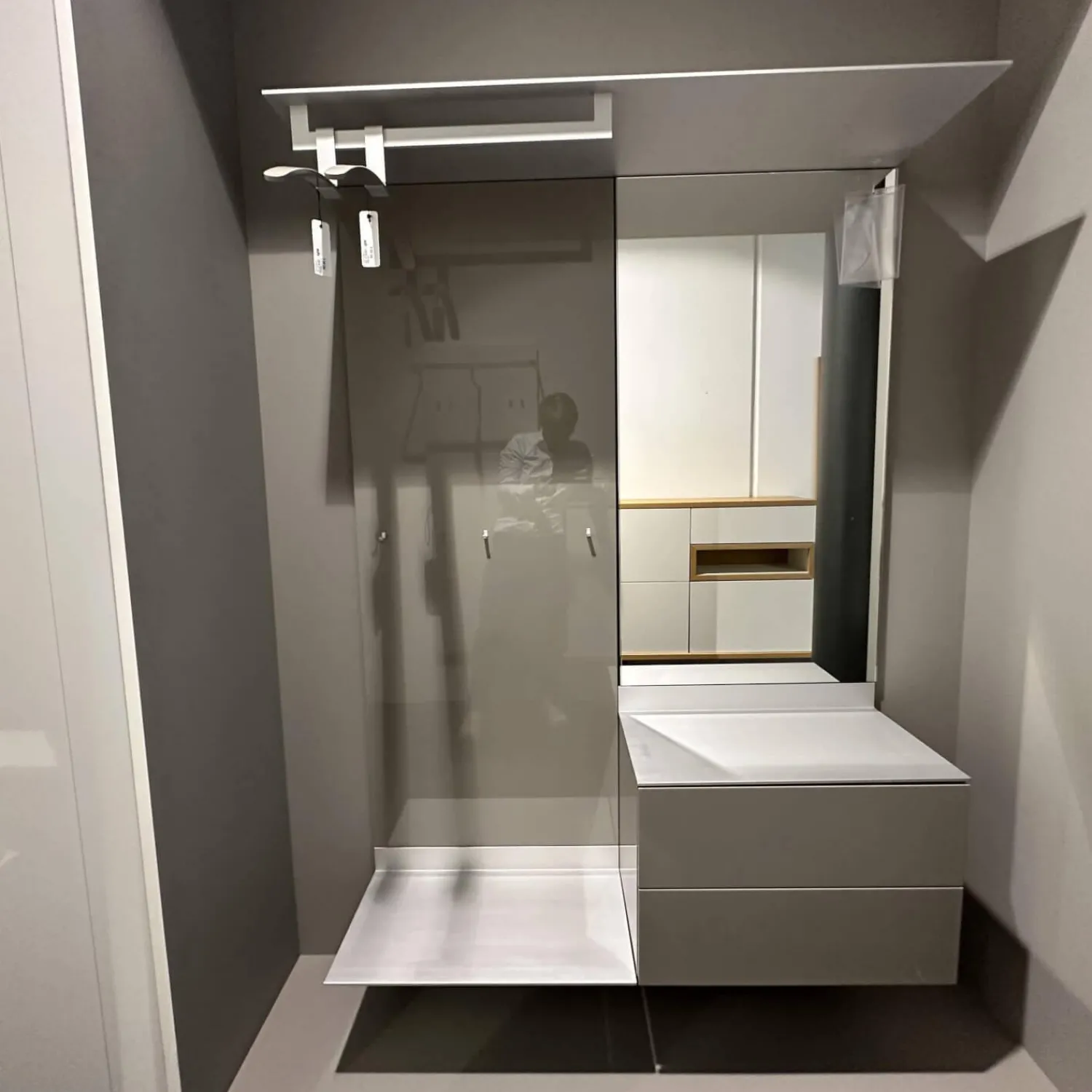 Schönbuch Garderoben|Garderobe S7 Lack Hochglanz Asphalt Aluminiumboarde Eloxiert Mit Spiegelpaneel