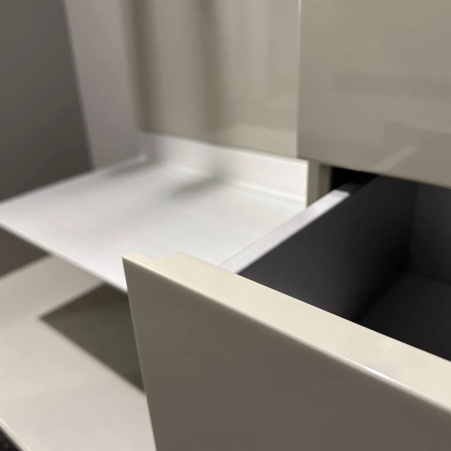 Schönbuch Garderoben|Garderobe S7 Lack Hochglanz Asphalt Aluminiumboarde Eloxiert Mit Spiegelpaneel