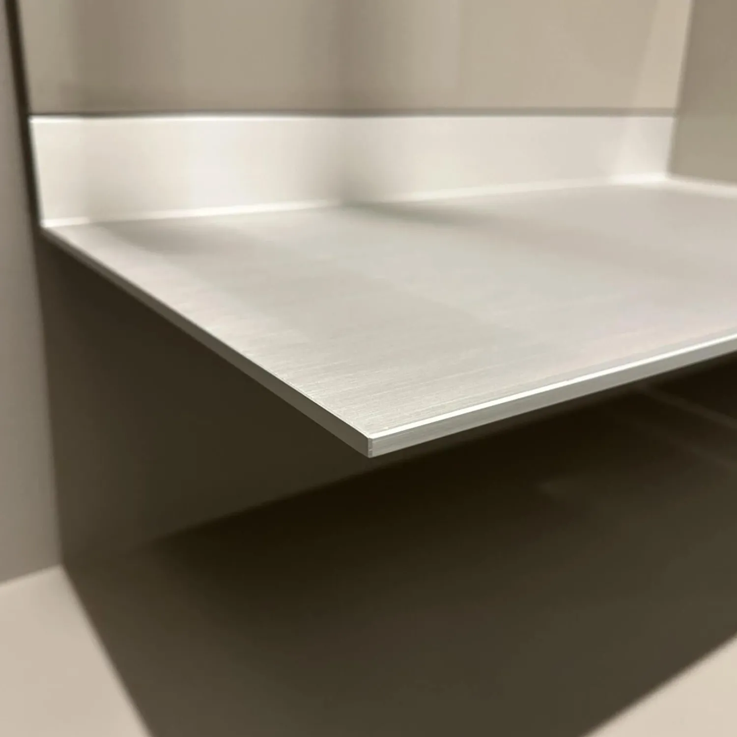 Schönbuch Garderoben|Garderobe S7 Lack Hochglanz Asphalt Aluminiumboarde Eloxiert Mit Spiegelpaneel