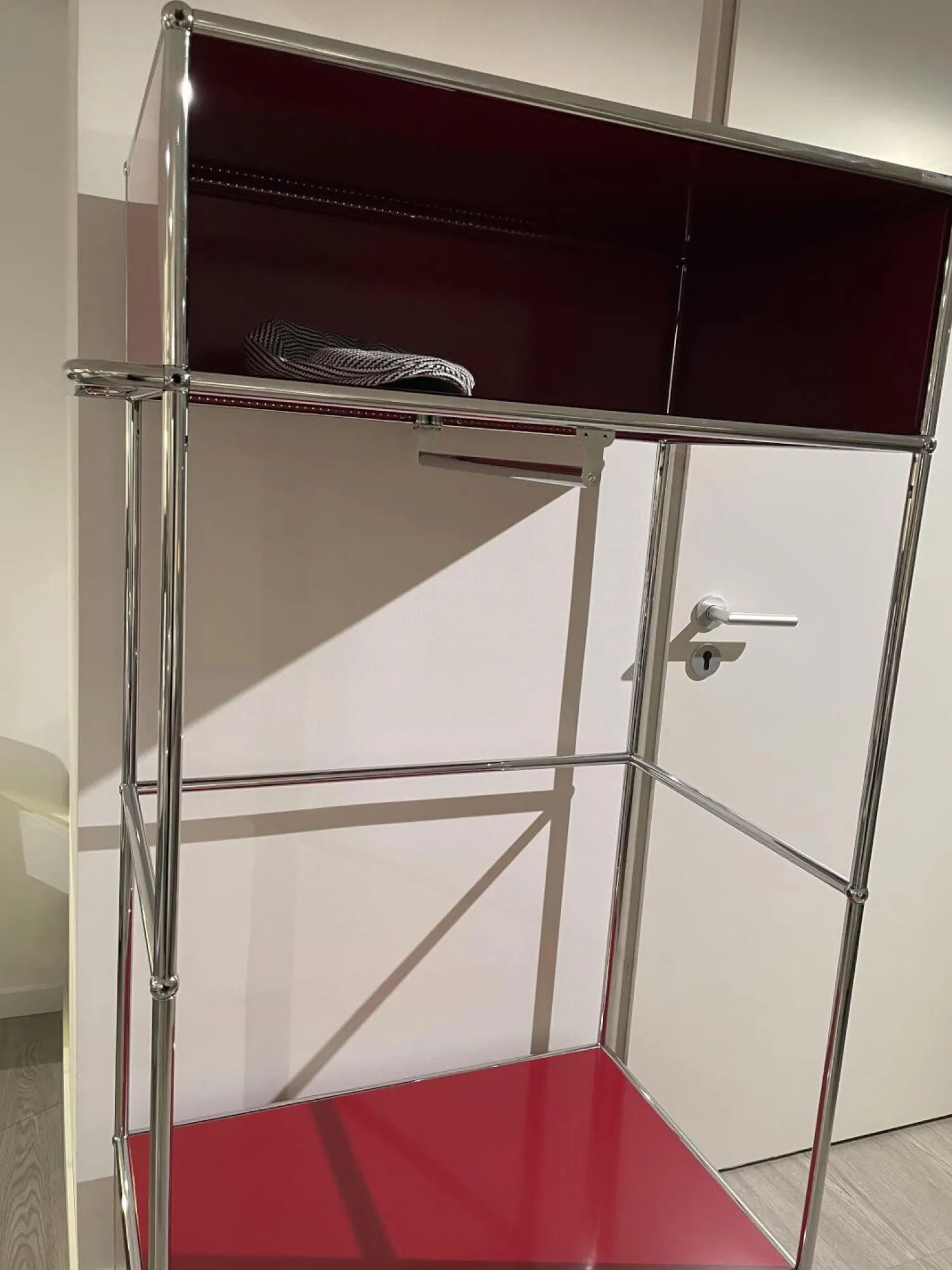 USM Haller Kleiderschränke|Garderobe USM Rubinrot Metall Lackiert Verchromt auf Rollen