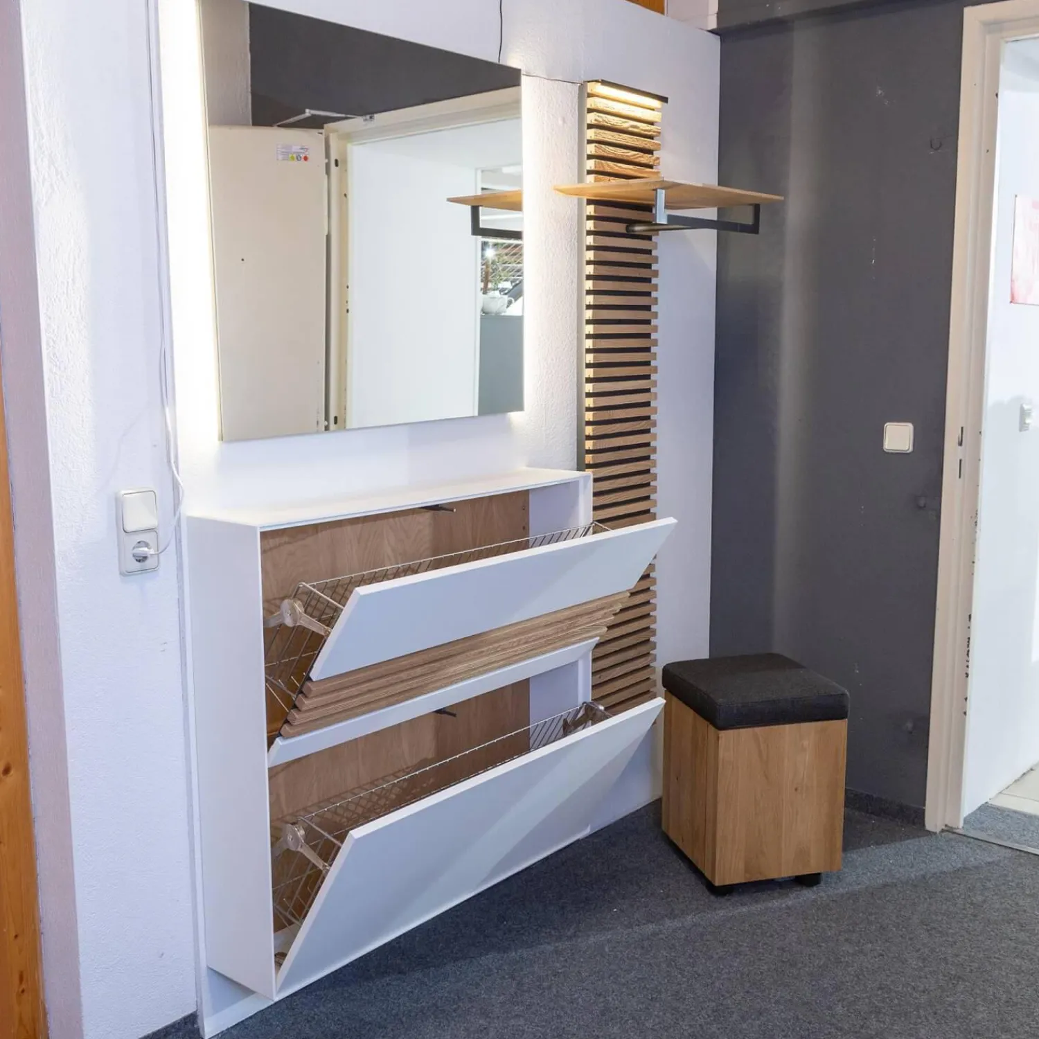 Schöner Wohnen-Kollektion Garderoben|Garderobe Yonna Lack Weiß Holzlamellen Natur Gebürstet Stoff 97 Anthrazit Mit Beleuchtung