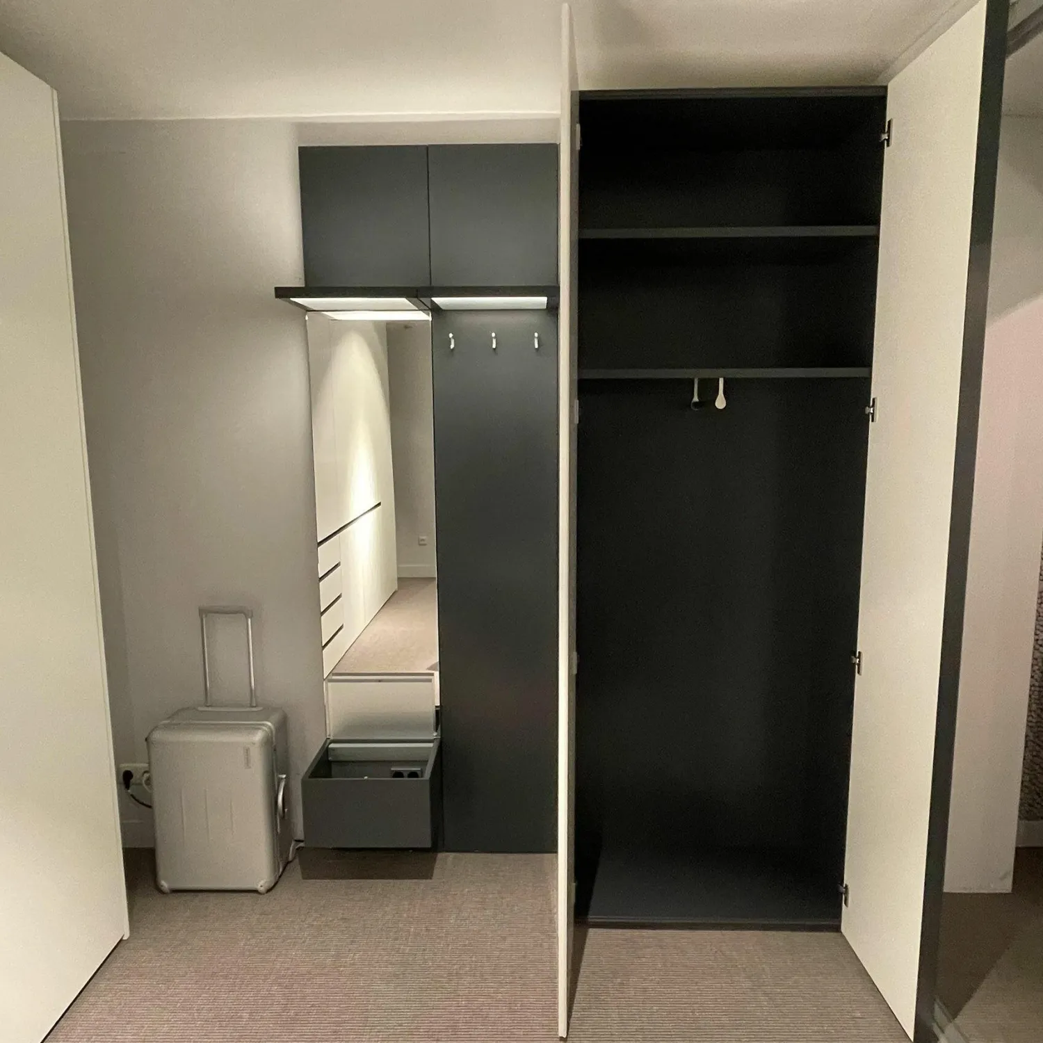 Interlübke Garderoben|Garderobenschrank Collect Front Lack Schneeweiss Korpus Lack Anthrazit